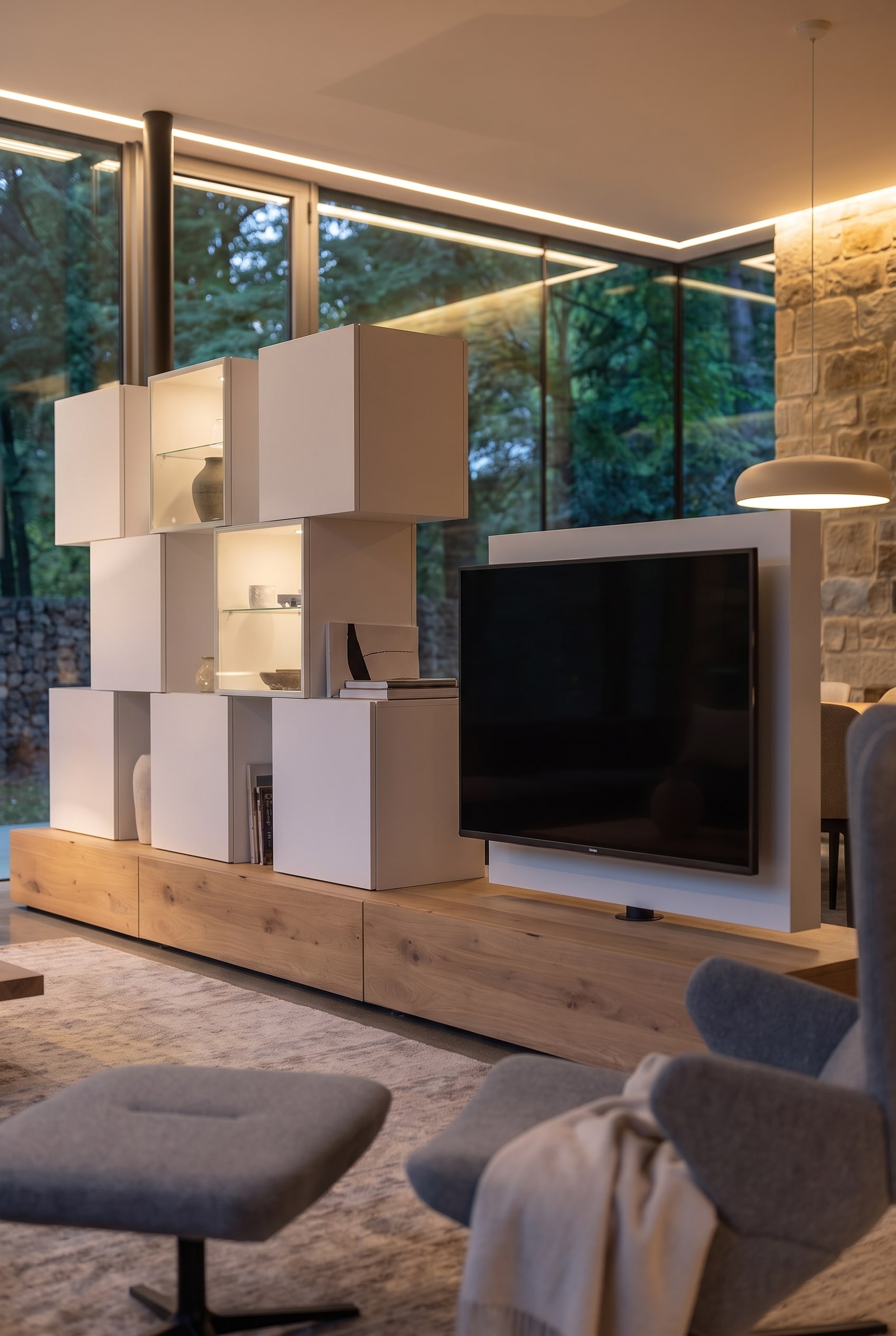 Asymmetrische roomdivider van witte kubussen en licht eikenhout scheidt de eet- en woonruimte elegant van elkaar