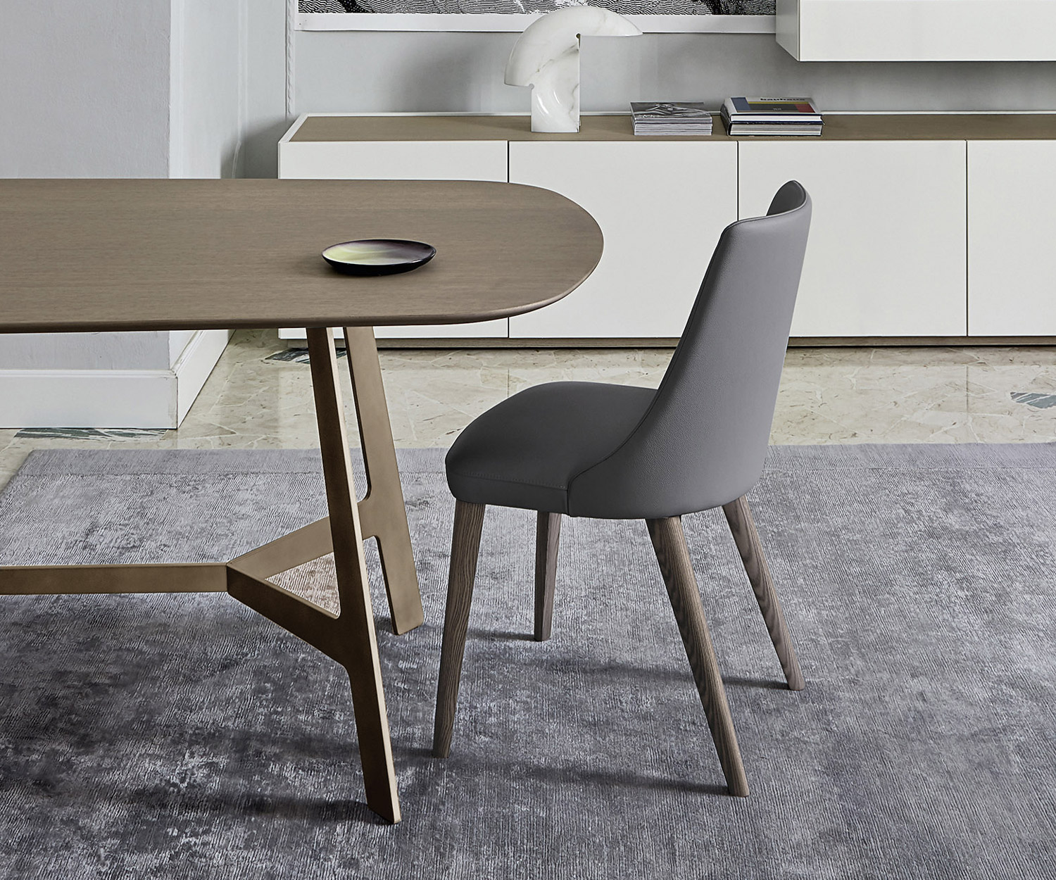 Hochwertiger Design Eva Stuhl von Livitalia mit grauem Kunstleder Bezug am Esstisch Hochwertiger Design Eva Stuhl von Livitalia mit grauem Kunstleder Bezug am Esstisch