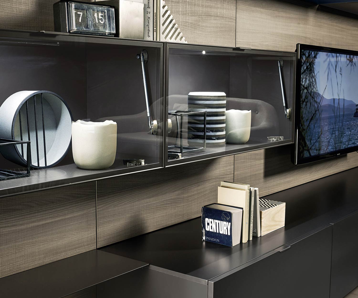 Moderne Livitalia Wohnwand C36 mit Wandpaneel in Ulme Moderne Livitalia Wohnwand C36 mit Wandpaneel in Ulme