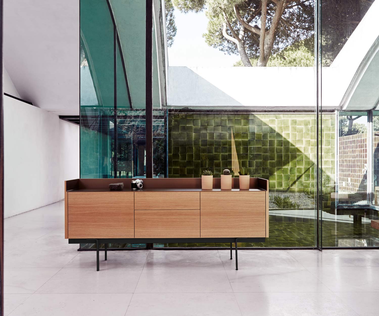 Modernes Design Sideboard mit drei Türen in Eichen Furnier Aluminium Finish