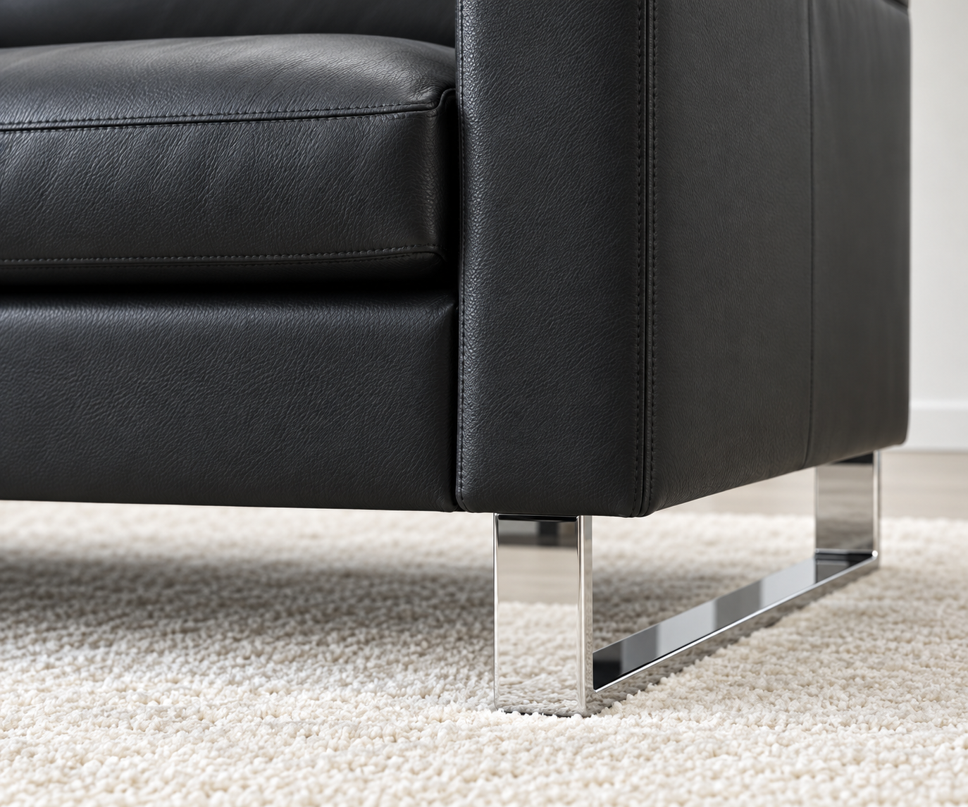 Livitalia Sofa Vinaro, 206 × 91 cm, Seminole 04 Black, genuine leather, chrome runners – Chrome runner detail Livitalia Sofa Vinaro, 206 × 91 cm, Seminole 04 Black, genuine leather, chrome runners – Chrome runner detail