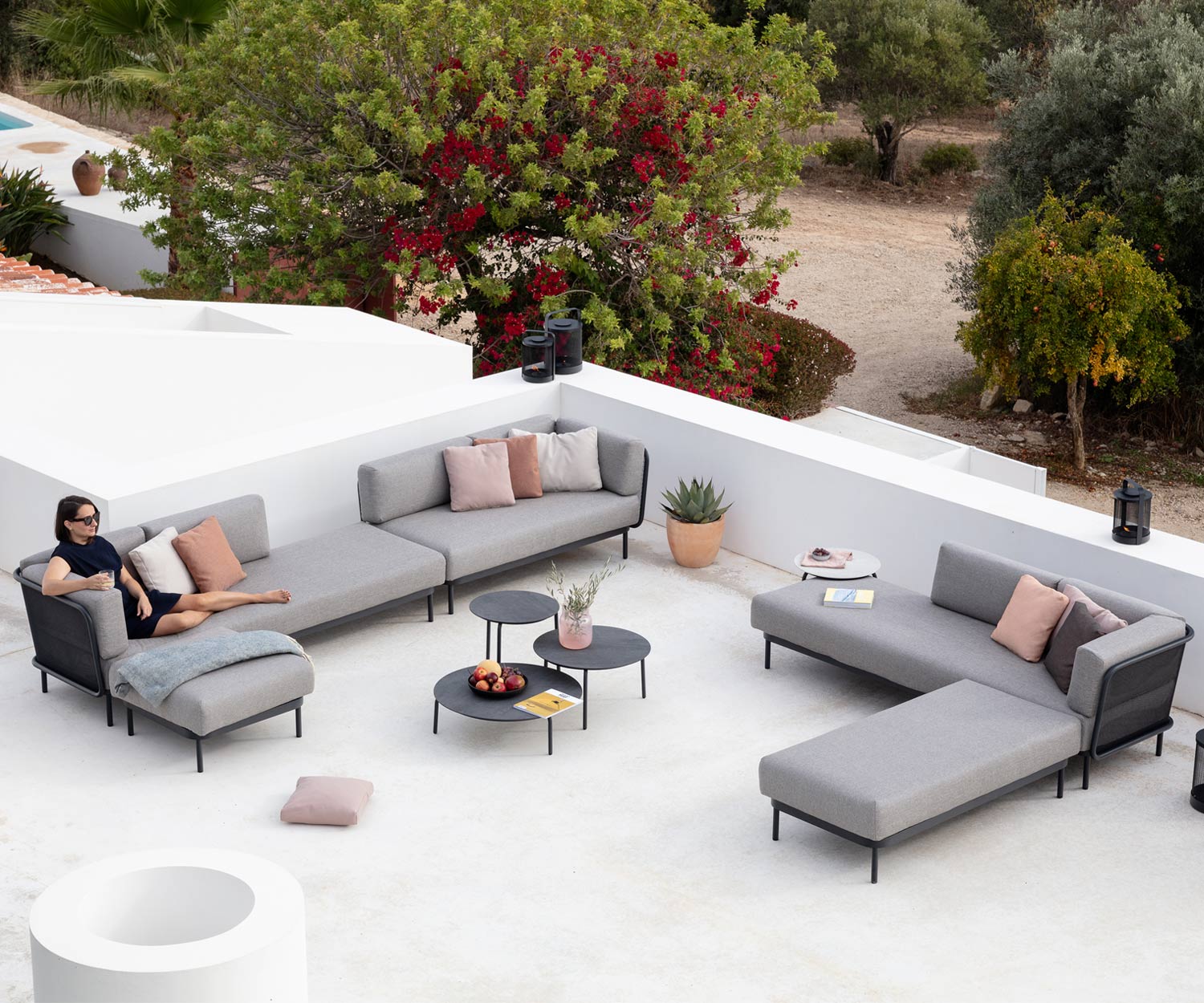 Todus Starling Design Beistelltisch auf der Terrasse mit Gartensofa Baza