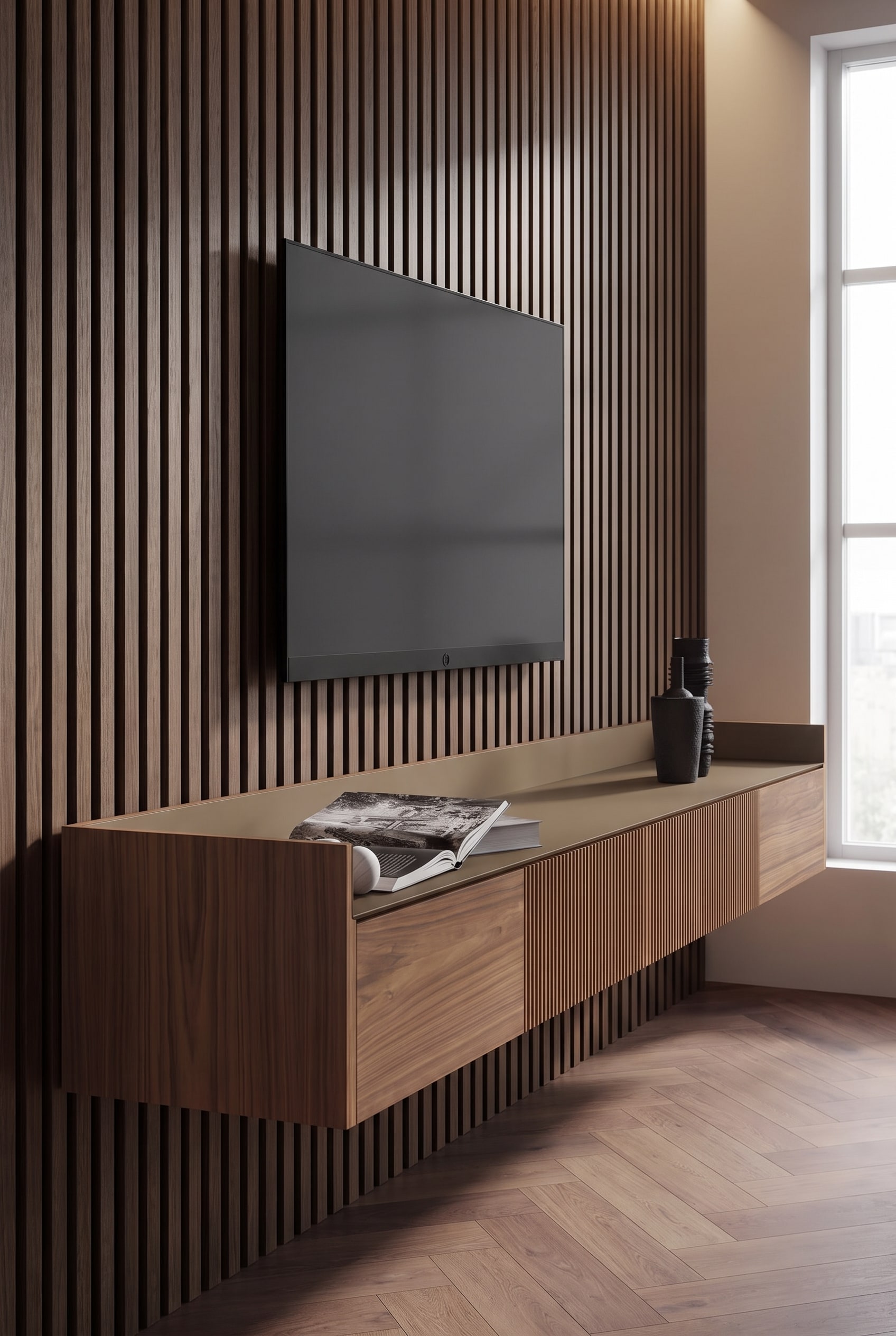 Woonkamer met tv-wand van geribbelde eikenhouten lamellen, waaraan het zwevende Punt Stockholm Slim Wand TV Dressoir met beige matlak fronten is gemonteerd.