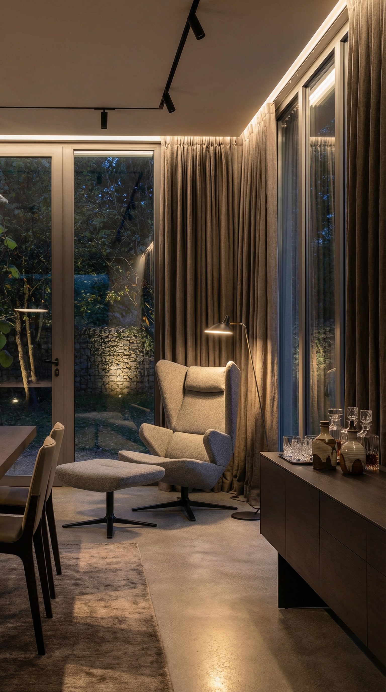 Prostoria Sessel Trifidae in Grau mit passendem Fußhocker in einem modernen Wohnbereich Prostoria Sessel Trifidae in Grau mit passendem Fußhocker in einem modernen Wohnbereich