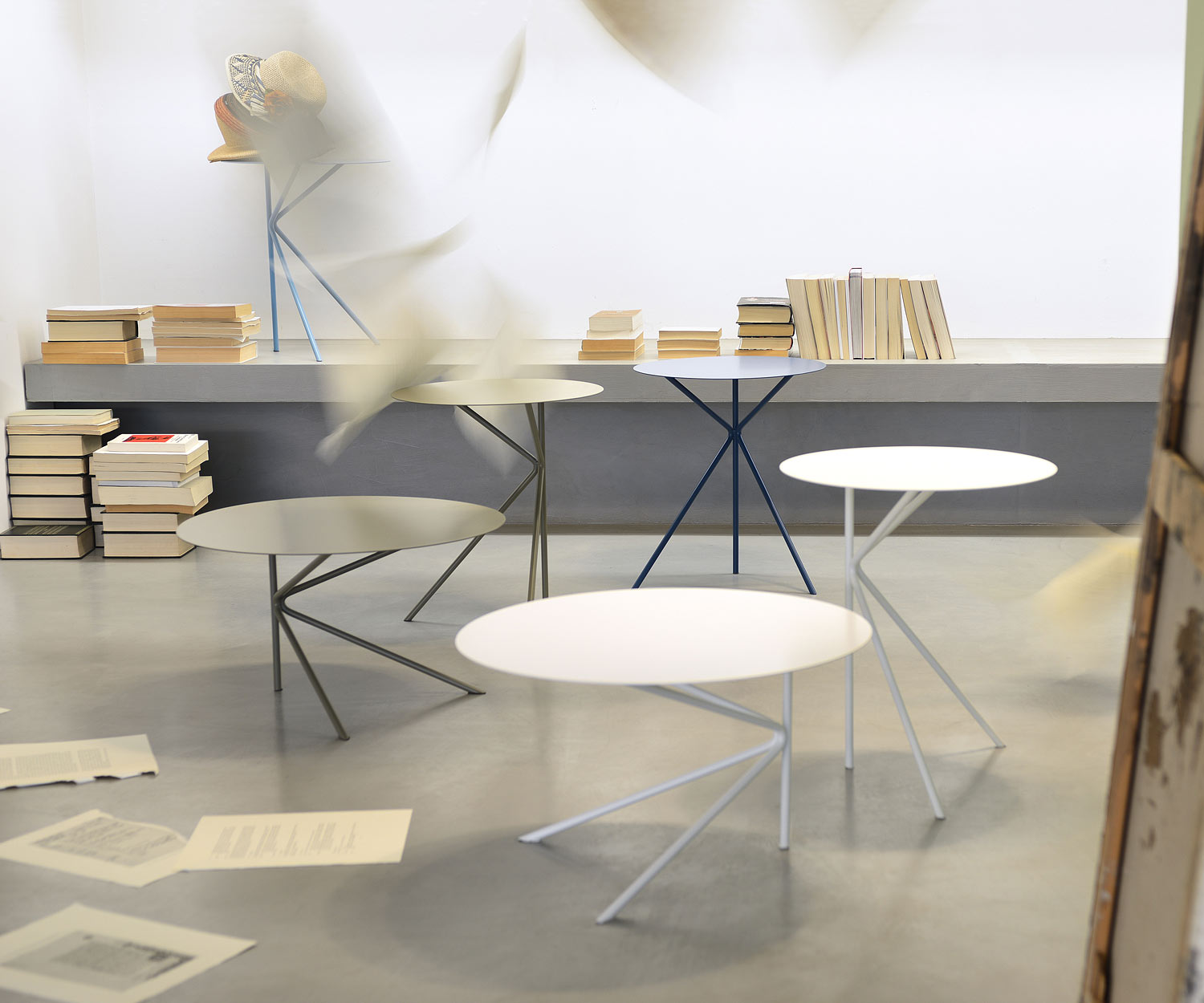 Exklusiver MEME DESIGN Twin Design Beistelltisch in Kollektion im Wohnzimmer