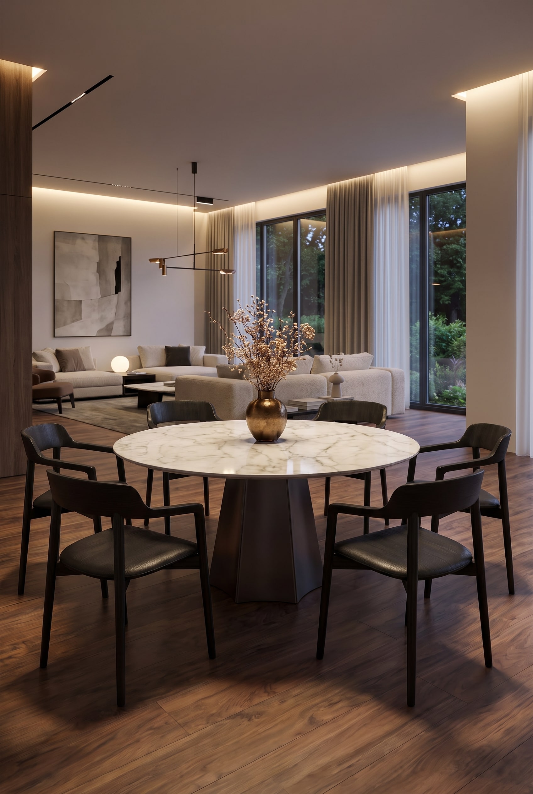Een elegante Livitalia Keramische Eettafel Poliedro in lichte marmerlook, gecentreerd in een open woonkeuken, omgeven door donkere eetkamerstoelen.