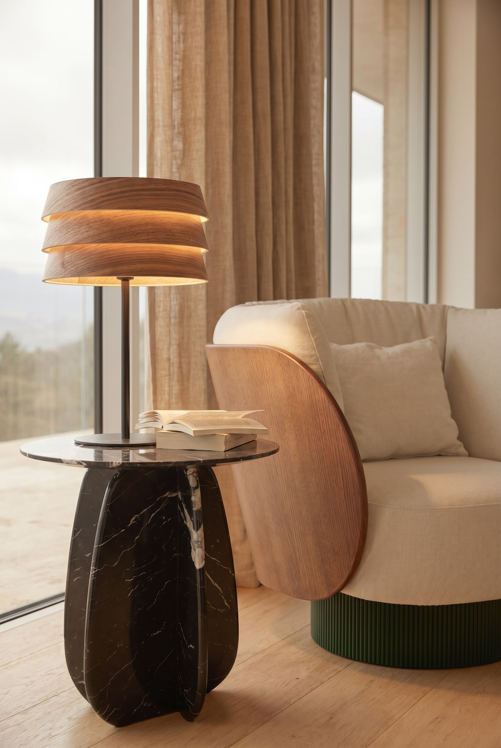 Tavolino con lampada Sussex in impiallacciatura di legno in un accogliente angolo lettura con luce soffusa