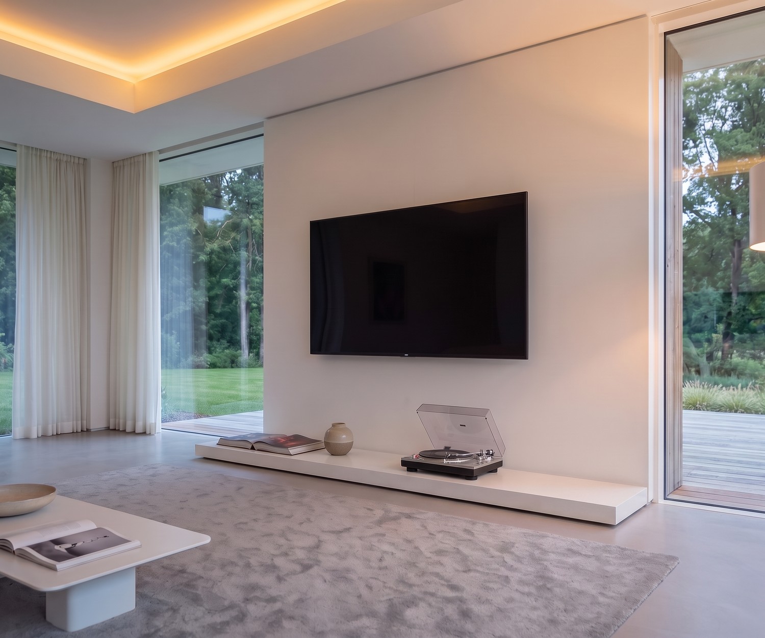 Livitalia Easy Modern Low TV Plinth Bench Livitalia Easy TV plinth bench in matte white for minimalist living rooms, low modern design platform.