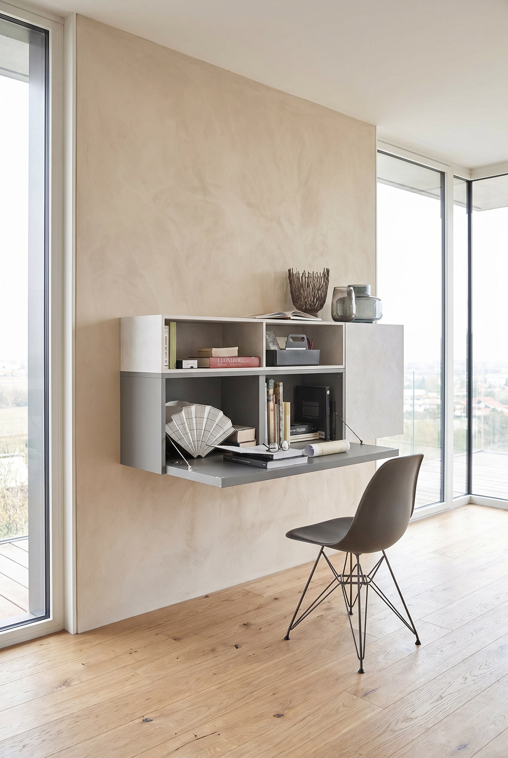 Luminoso studio con armadio a parete Livitalia Cartesio con scrivania a scomparsa in grigio e sedia da ufficio minimalista
