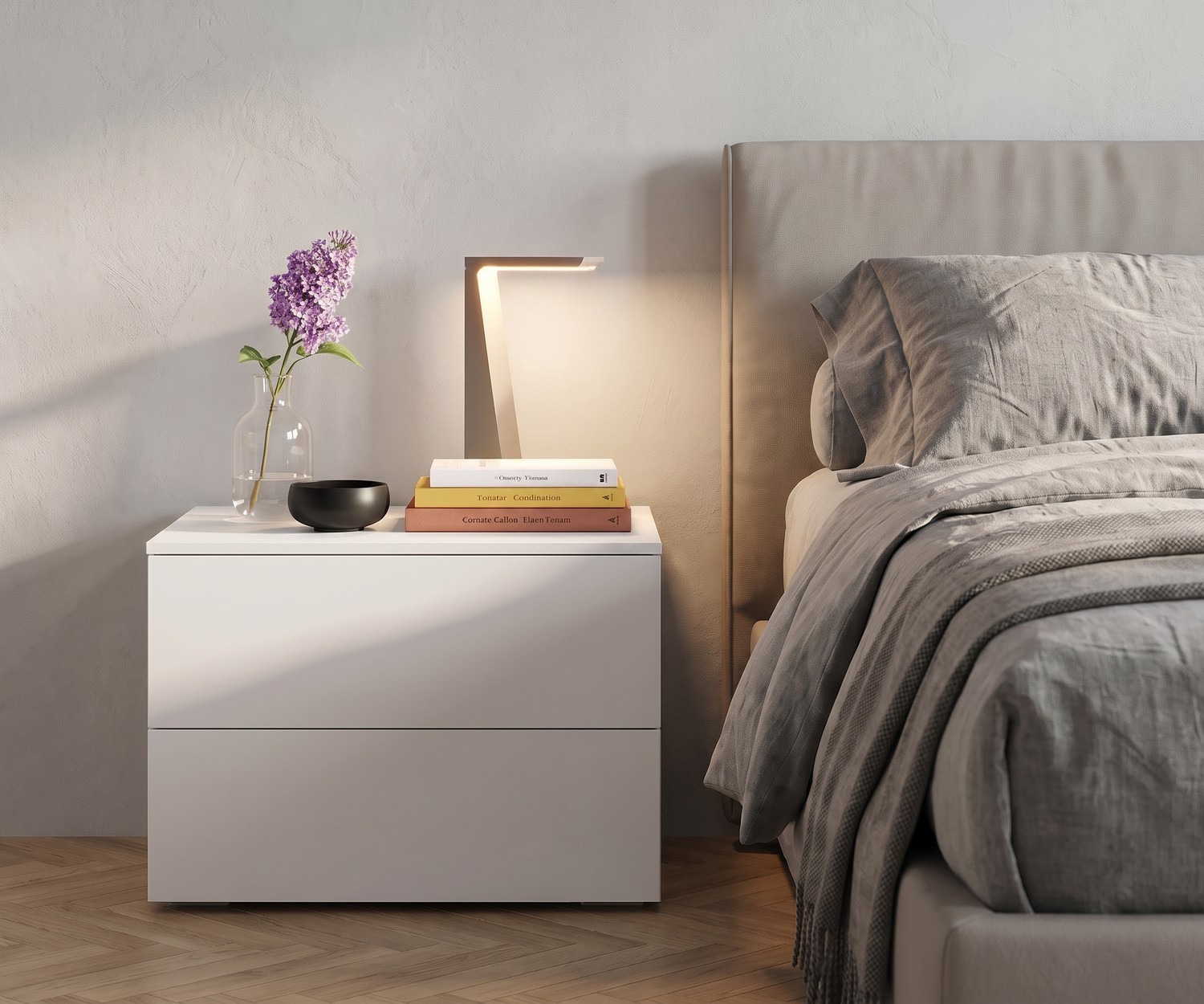 Minimalistischer Livitalia Atena Nachttisch in Weiß Livitalia Atena Nachttisch mit Schubladen im Schlafzimmer, weiße moderne Nachtkommode neben beigem Polsterbett