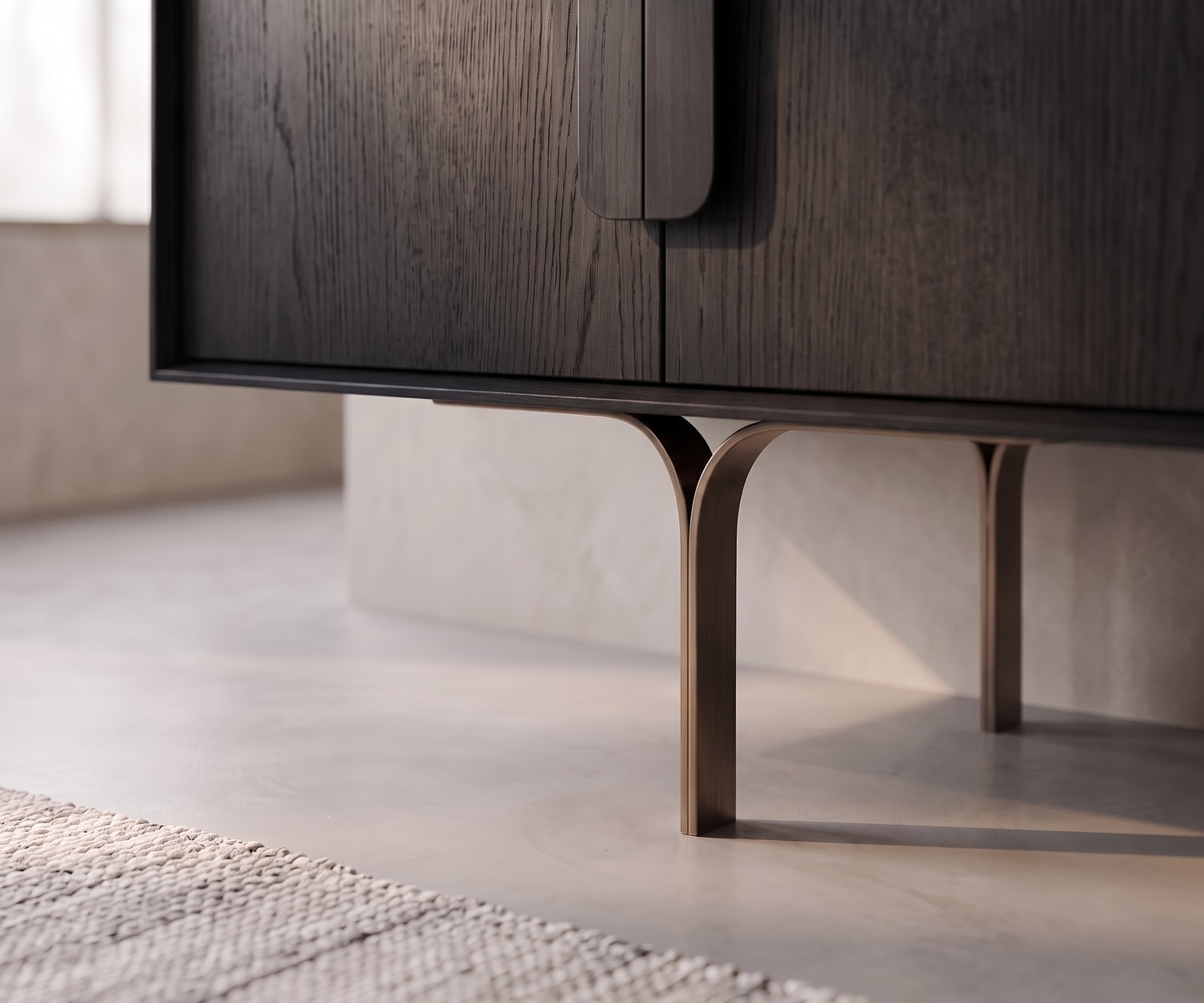 al2 Mobius 003 Design Sideboard aus dunkler Carbone Eiche im minimalistischen Wohnzimmer mit großem runden Wandspiegel.