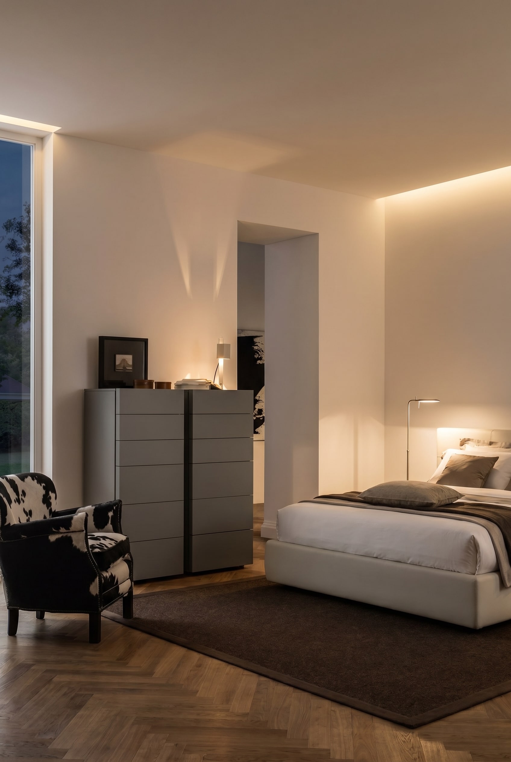 Moderna cassettiera alta Livitalia Valeo senza maniglie in una camera da letto arredata in stile purista