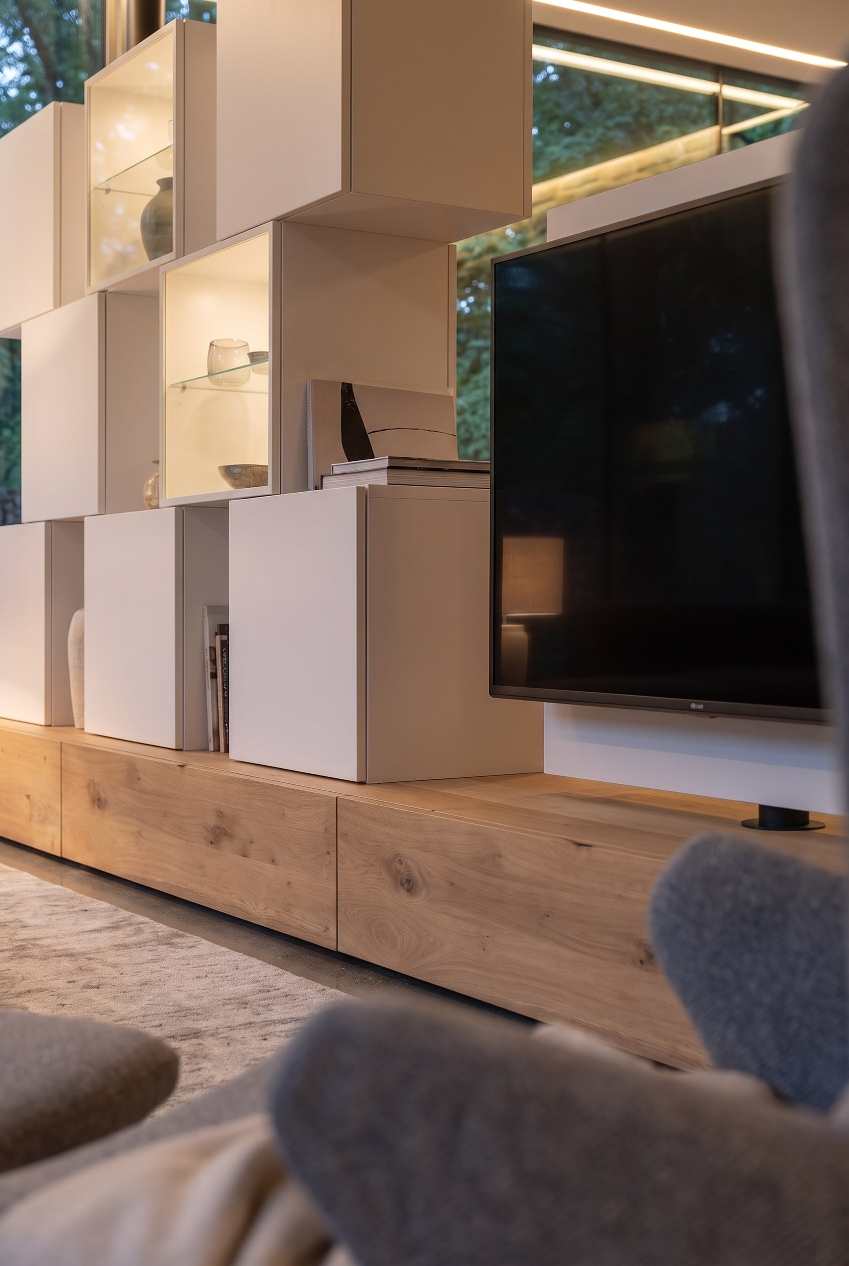 Vrijstaande mediawand van warm eikenhout met ge&iuml;ntegreerde televisie en onzichtbare kabelgeleiding in de open woonkamer