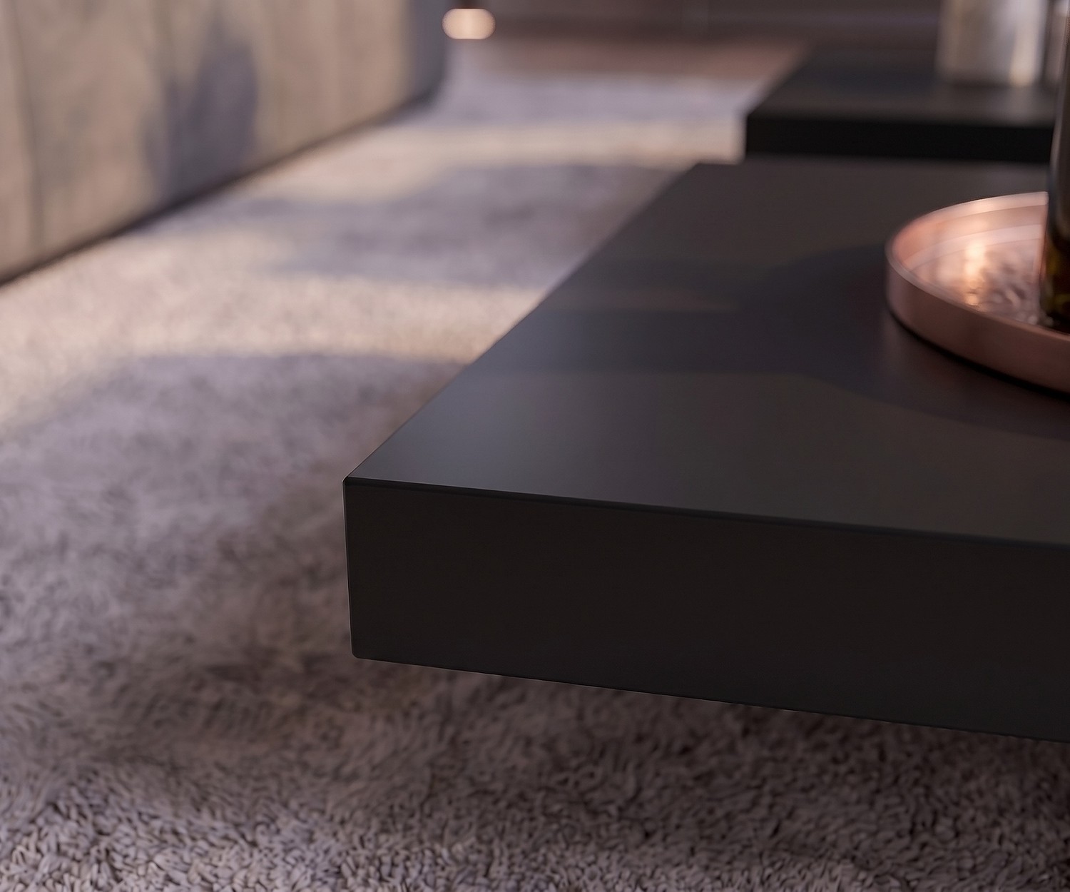 Livitalia Couchtisch Low im Wohnzimmer, flaches matt schwarzes Design auf hellem Teppich.