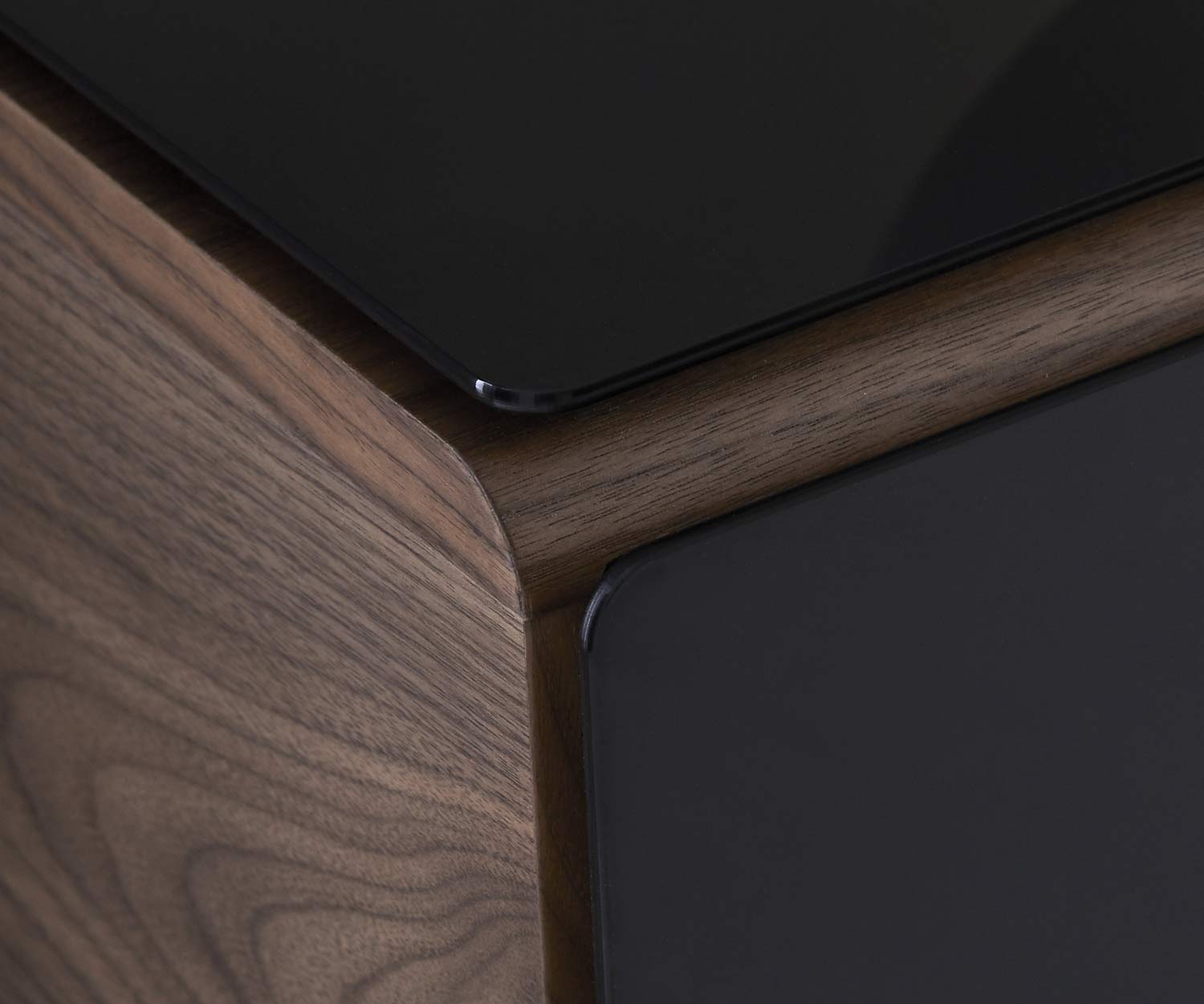 Design Sideboard Detail Kante aus Holz mit Glasplatte Top und Glas Blende Front