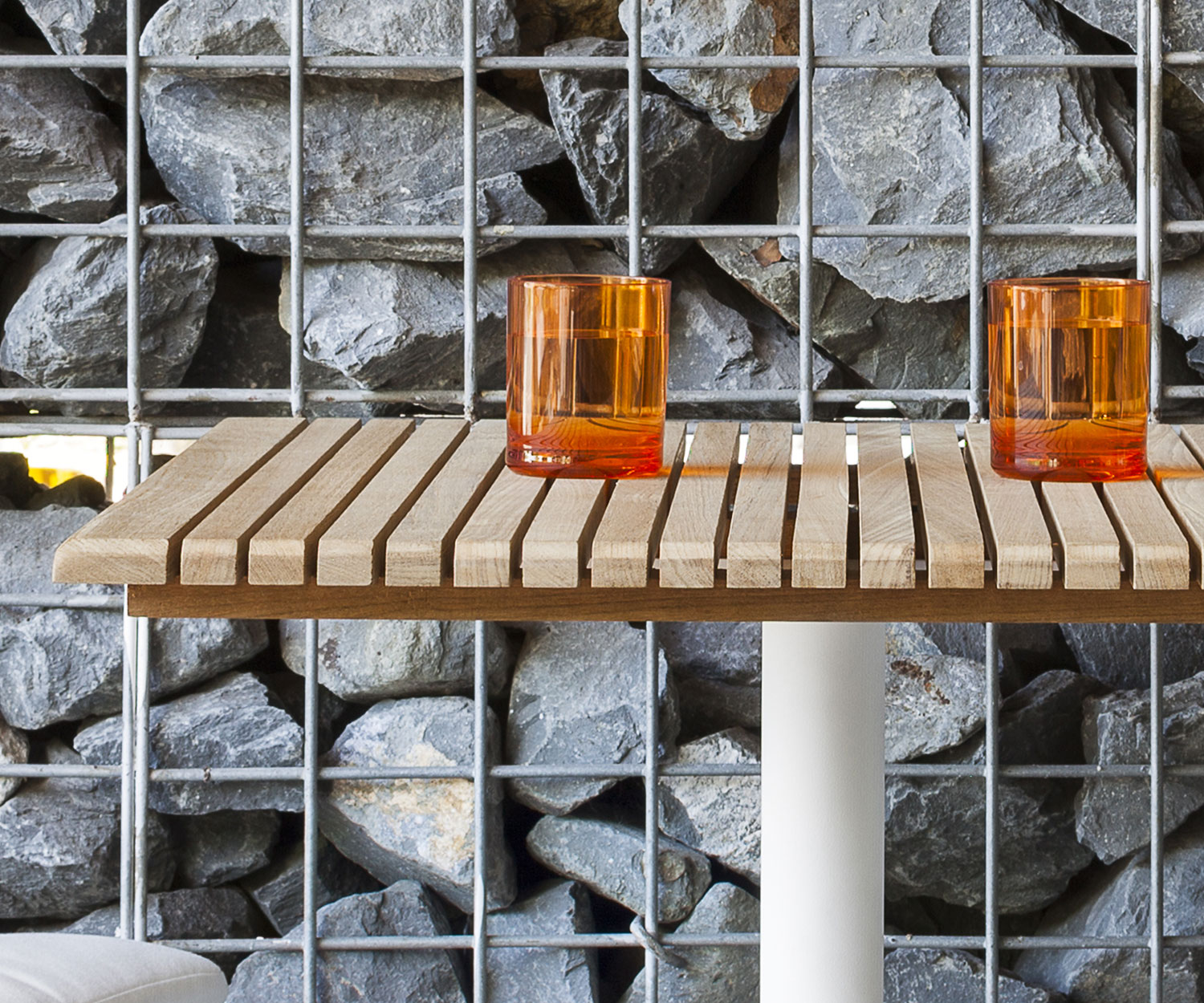 Oasiq Ceru Aluminium Esstisch B 70 cm weiß teak Oasiq Ceru Aluminium Esstisch B 70 cm weiß teak