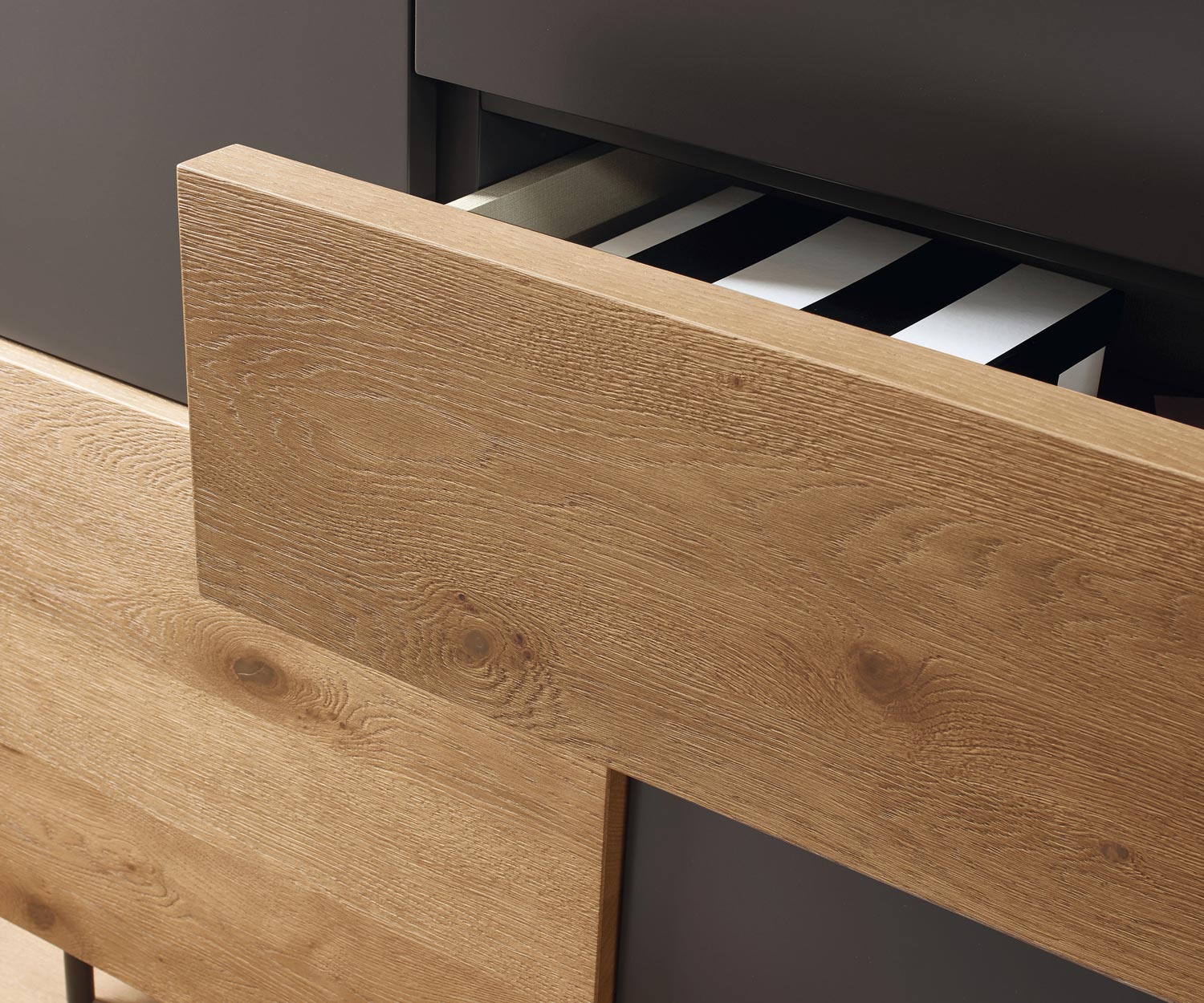 Exklusives Livitalia Design Highboard Incontro mit Schubladen und Türen ohne Griffe