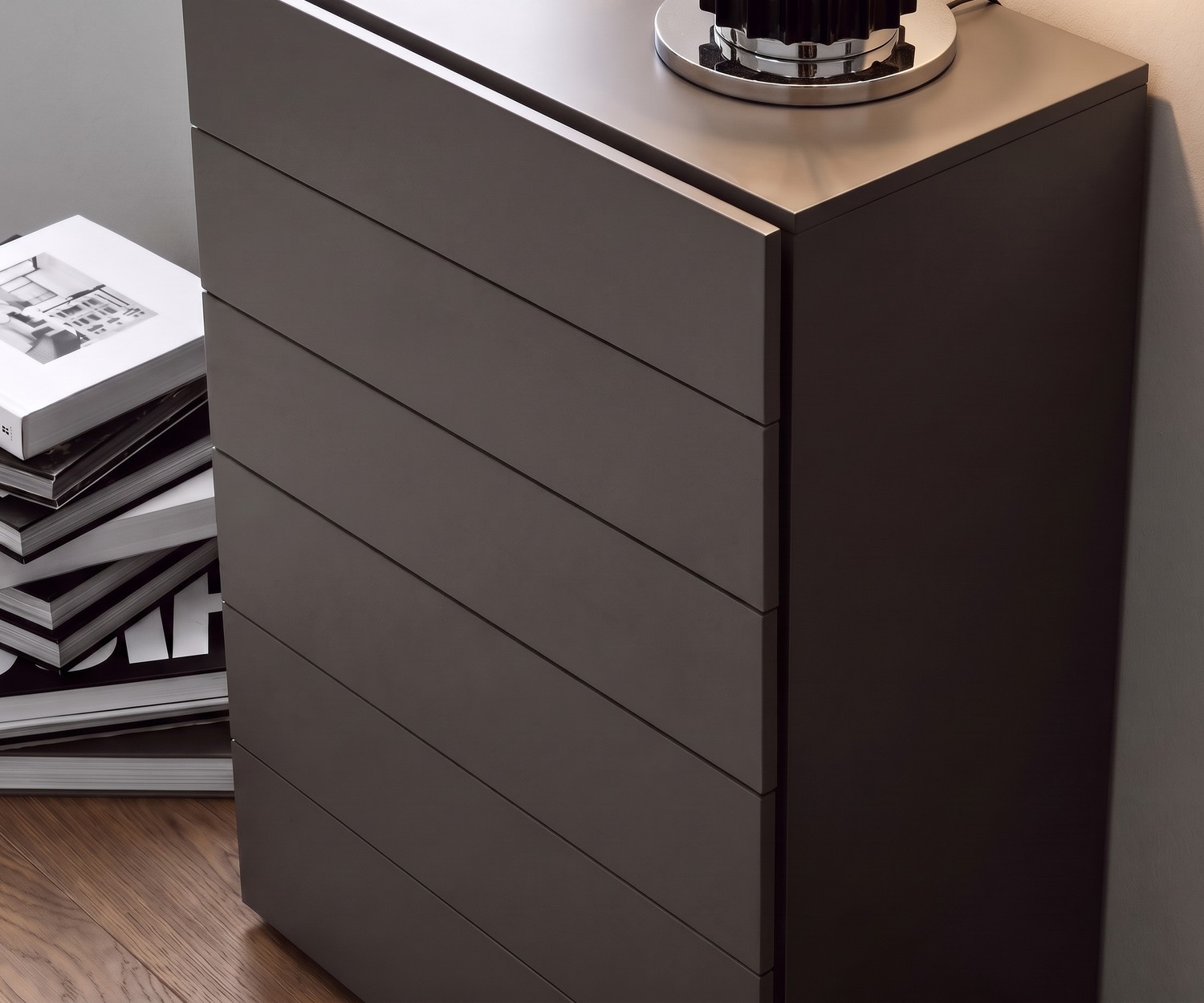 Novamobili Hochkommode Easy mit 6 Schubladen Novamobili Hochkommode Easy fürs Schlafzimmer in Dunkelgrau, moderne Design-Kommode mit 6 grifflosen Schubladen.