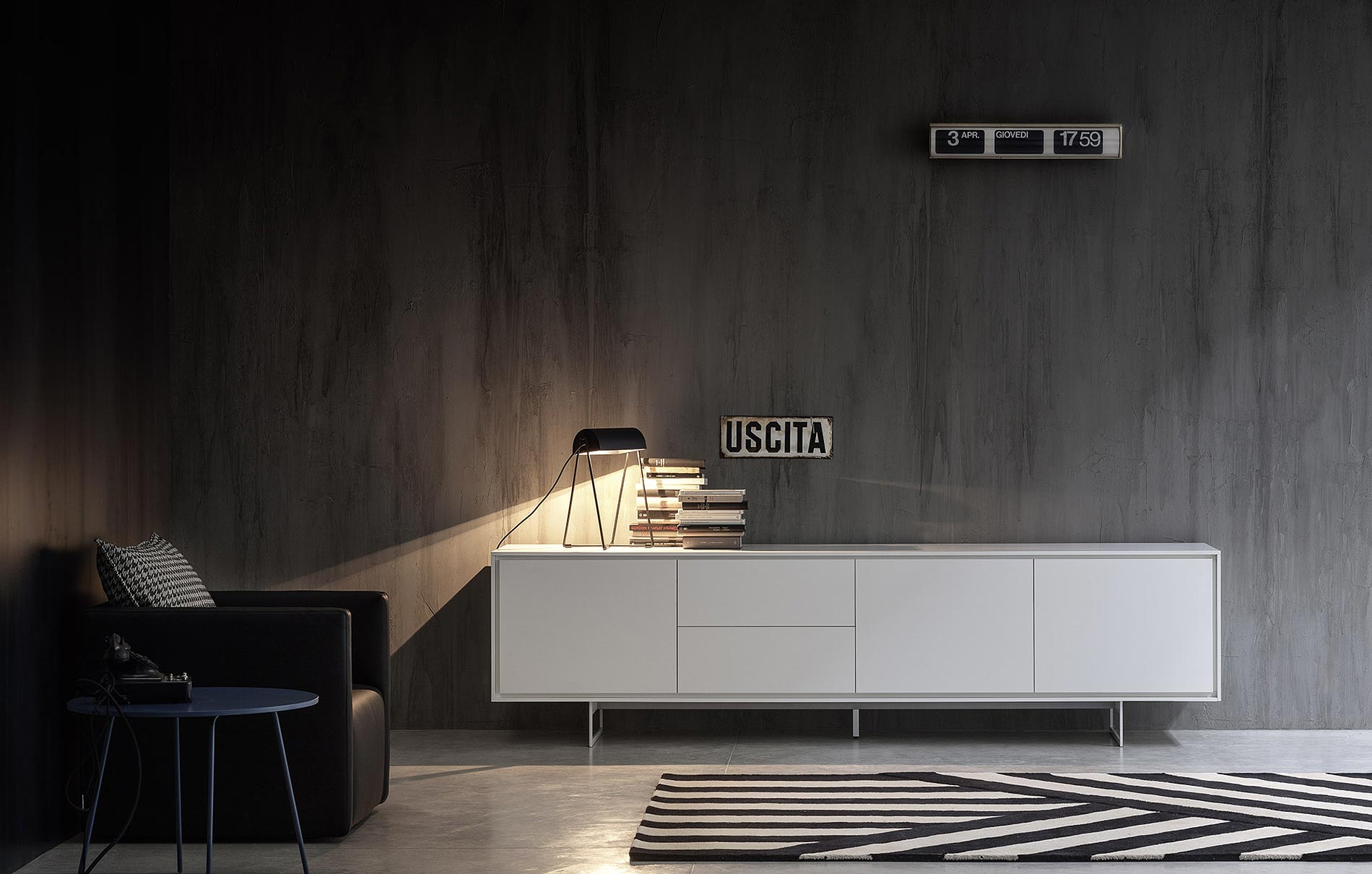 weisses sideboard matt auf fuessen