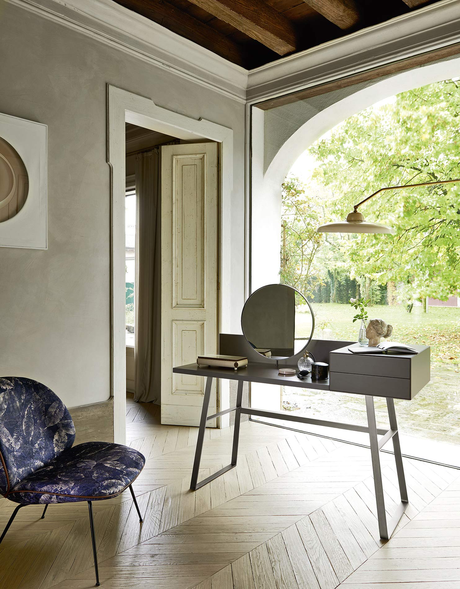 Design dressing table with mirror