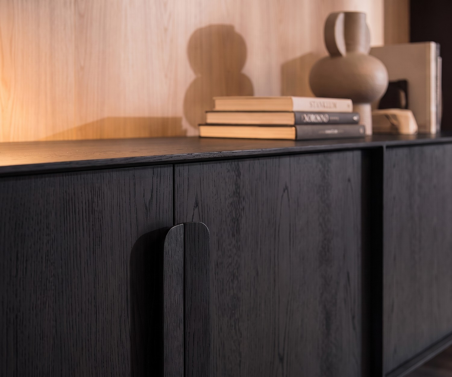 Mobius 003 Sideboard von al2 aus schwarzem Eichenfurnier mit runden Holzgriffen im modern eingerichteten Wohnzimmer.
