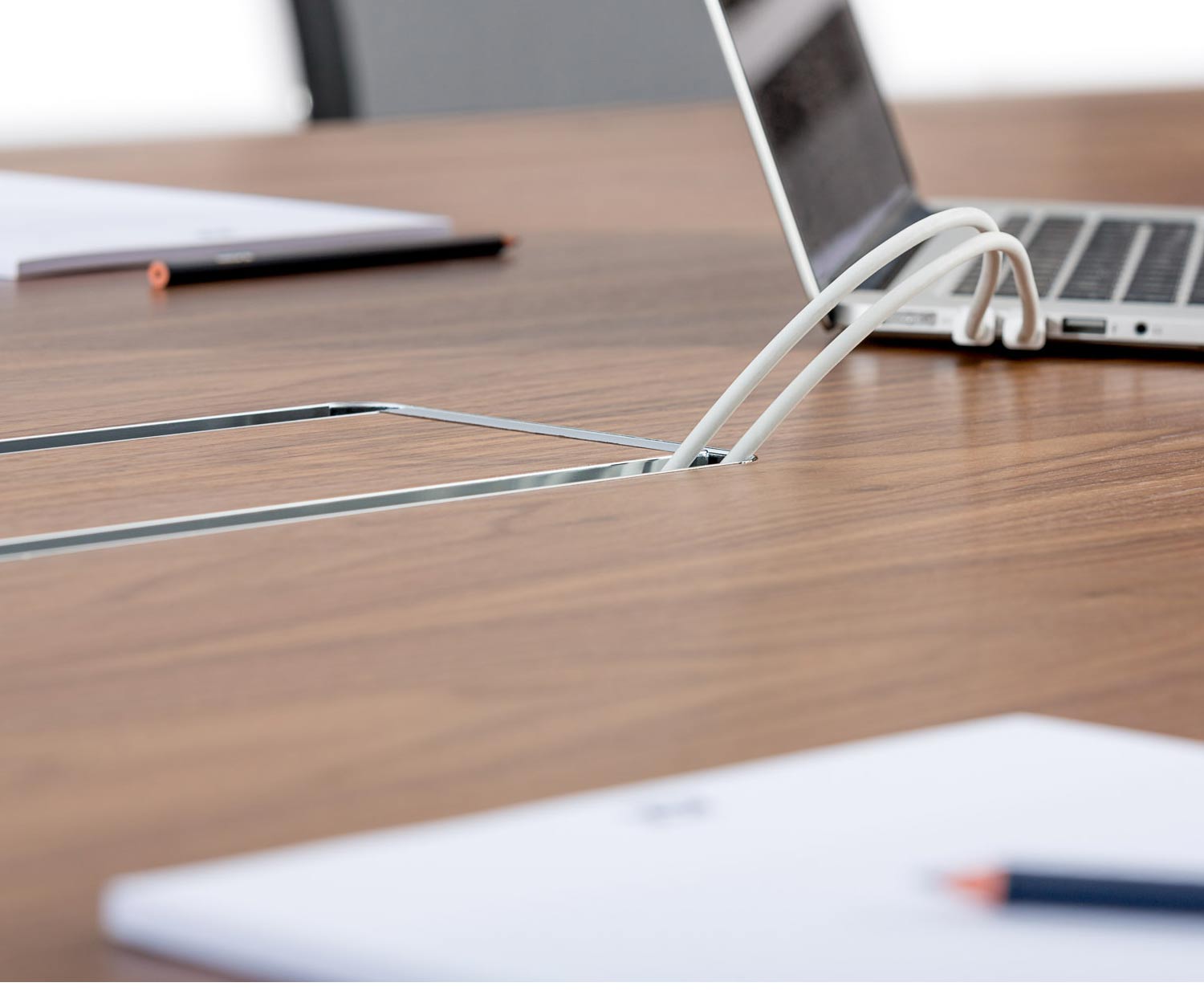 Hochwertiger ICF P80 Manager Kabelfuehrung durch Tisch Hochwertiger ICF P80 Manager Kabelfuehrung durch Tisch