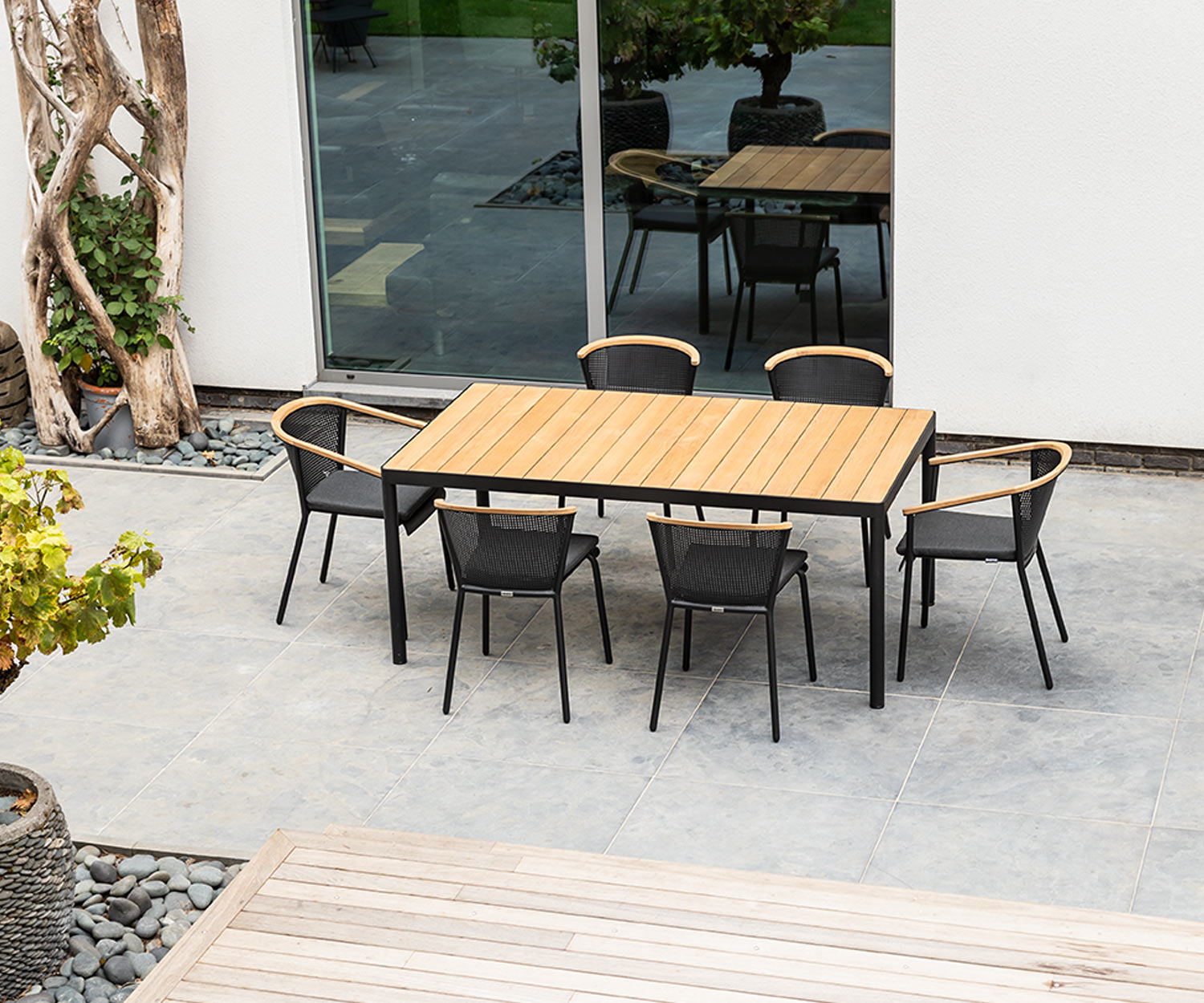 Wetterfester Oasiq Riad Garten Lehnstuhl mit Riad Gartentisch auf Terrasse