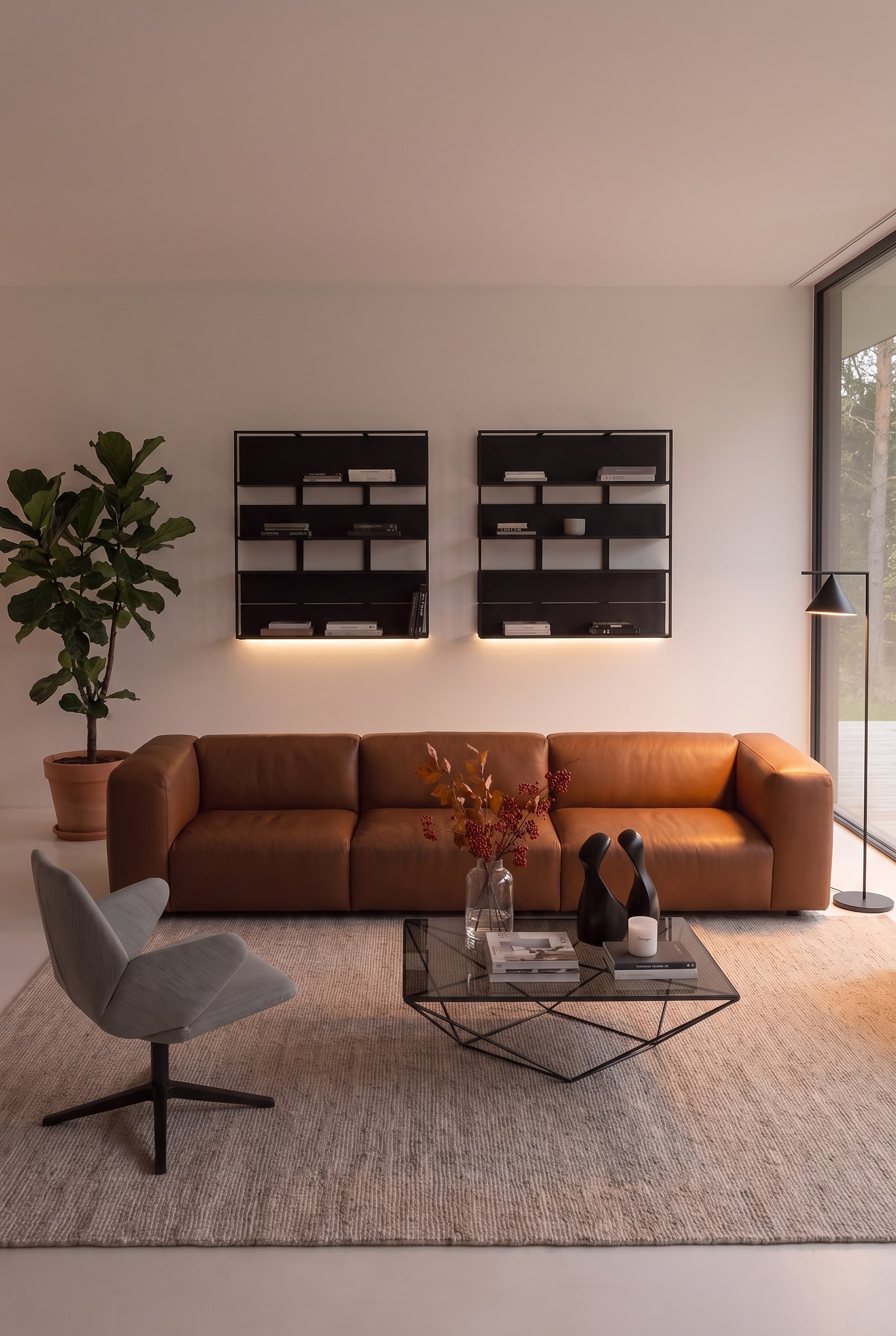 Soggiorno in stile Slow Living con il voluminoso divano Prostoria Cloud e un'elegante poltrona Trifidae come lussuoso rifugio