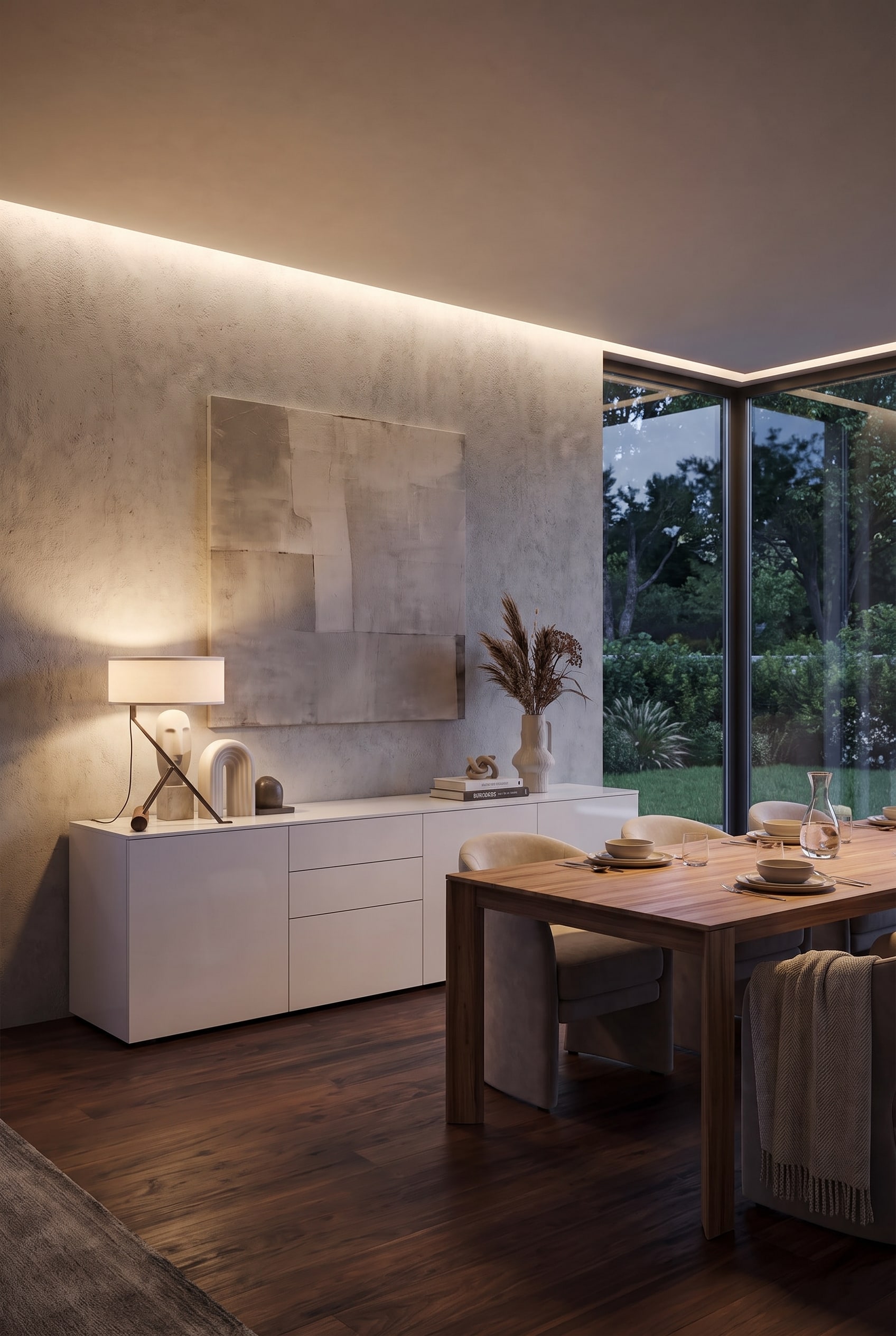 Een elegant sideboard in de moderne eetkamer, gedecoreerd met een tafellamp en omringd door voldoende vrije muurruimte.
