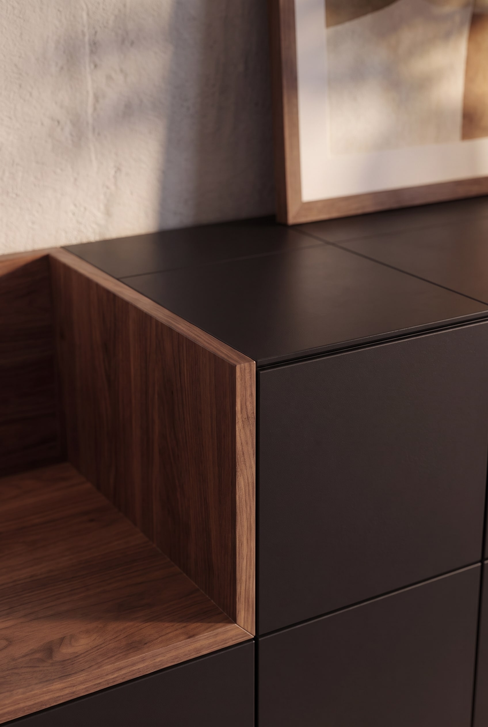 Macro-opname van de bovenrand van het dressoir, die de naadloze overgang tussen mat donker front en warm houtfineer toont.