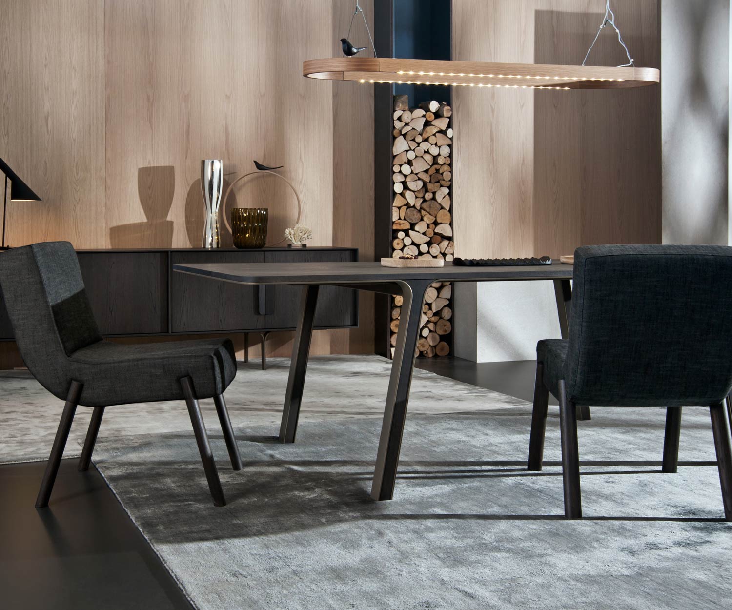 Exklusiver Design Esstisch mit Eukalyptus Furnier und massiven Beinen aus Eukalyptus Exklusiver Design Esstisch mit Eukalyptus Furnier und massiven Beinen aus Eukalyptus
