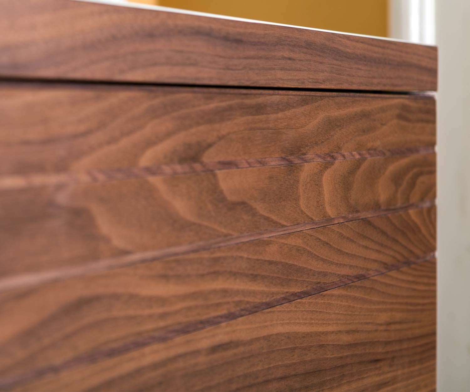 Modernes al2 o rizon Design Sideboard Detail Nussbaum Frontansicht massive Leisten Walnuss Modernes al2 o rizon Design Sideboard Detail Nussbaum Frontansicht massive Leisten Walnuss