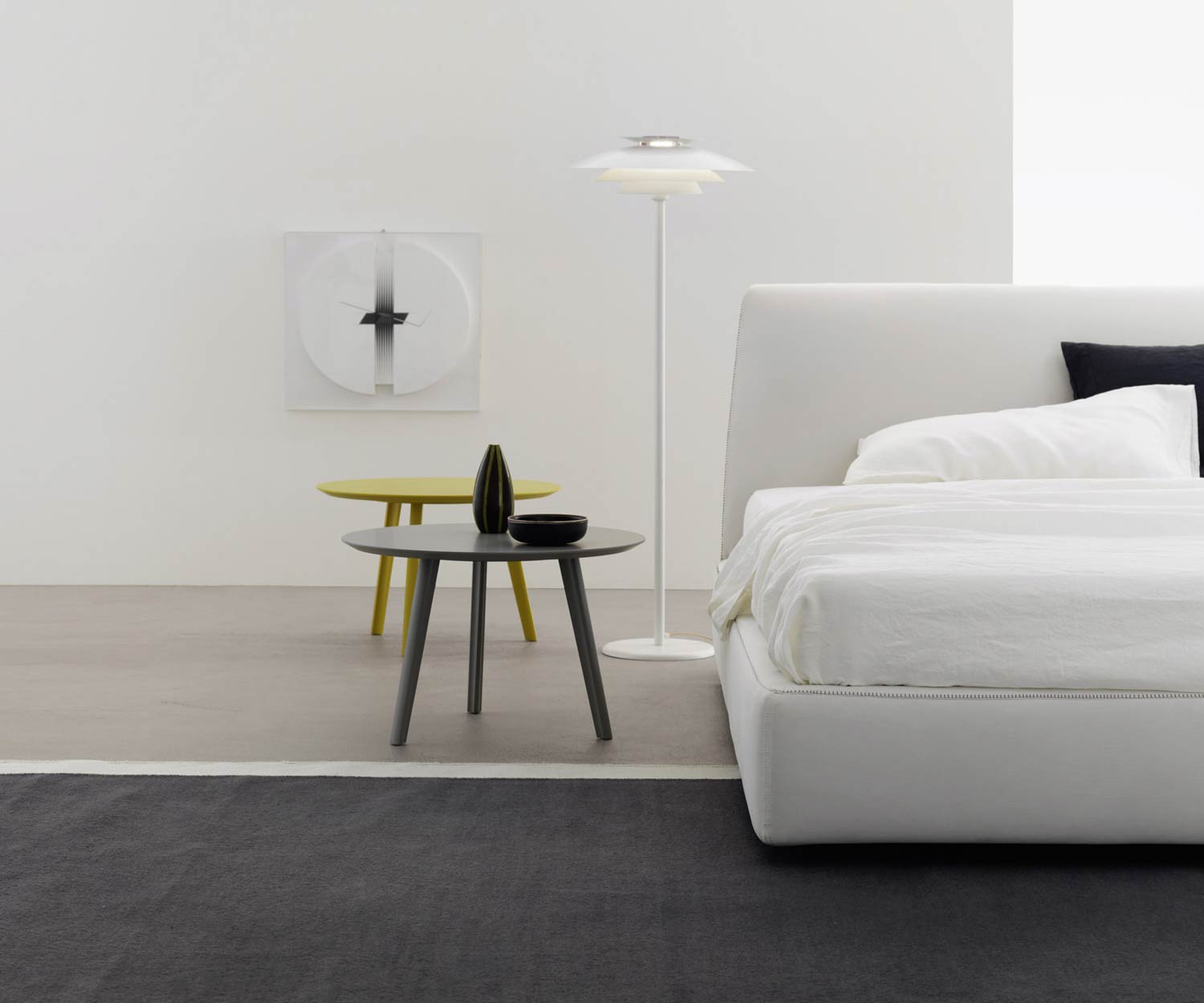 Livitalia Design Beistelltisch Trio neben einem Bett im Schlafzimmer