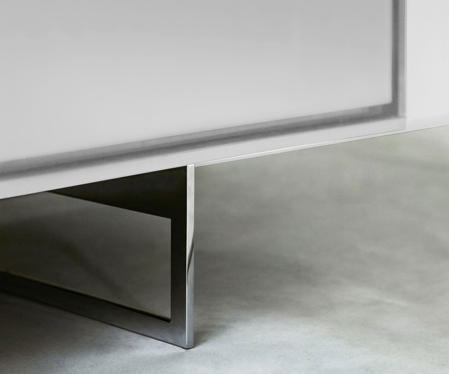 Hochwertiges Novamobili Design Sideboard Schatten 4 Fußdetail verchromt