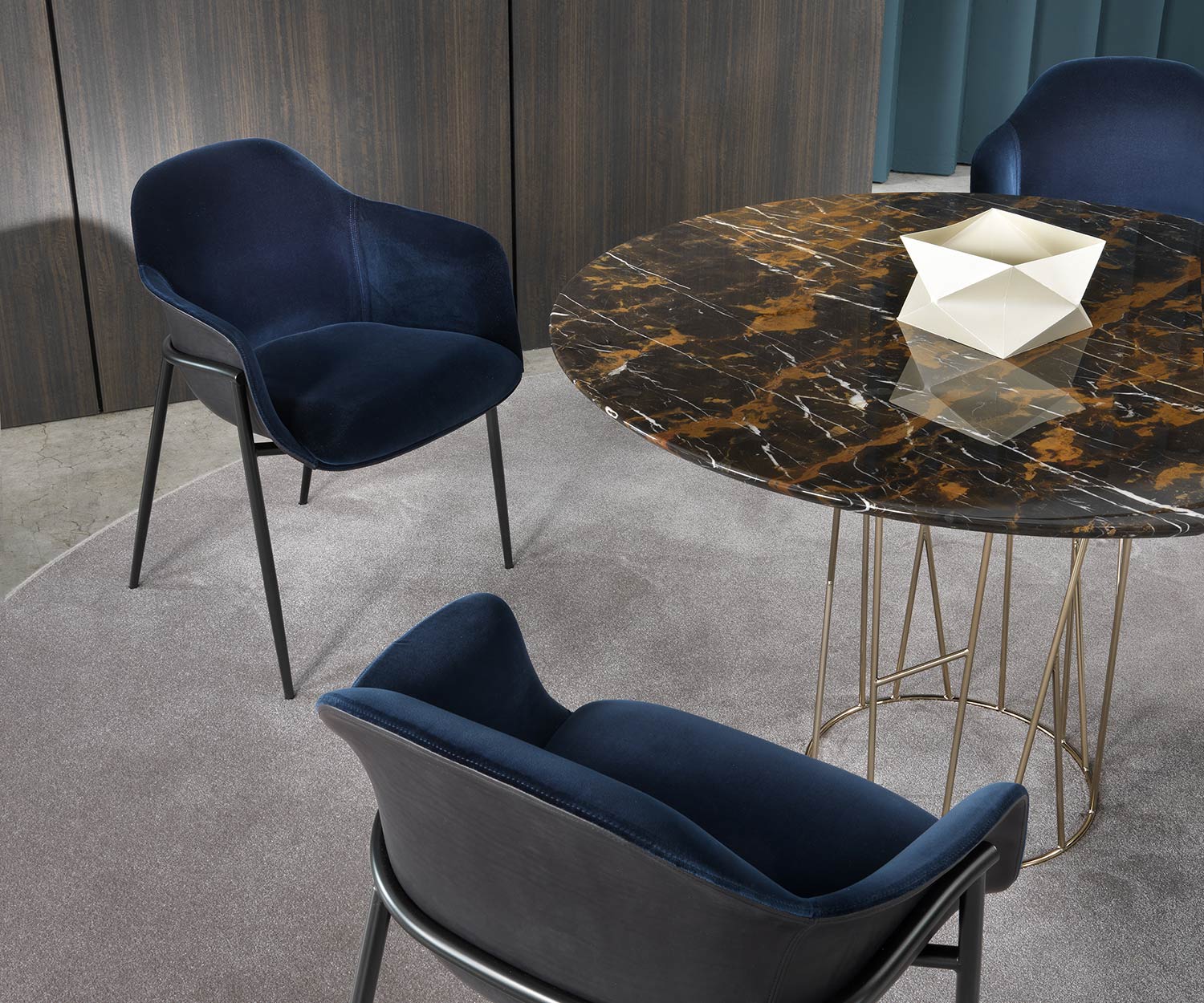 Round marble table from Marelli Twig with elegant black &amp; gold finish