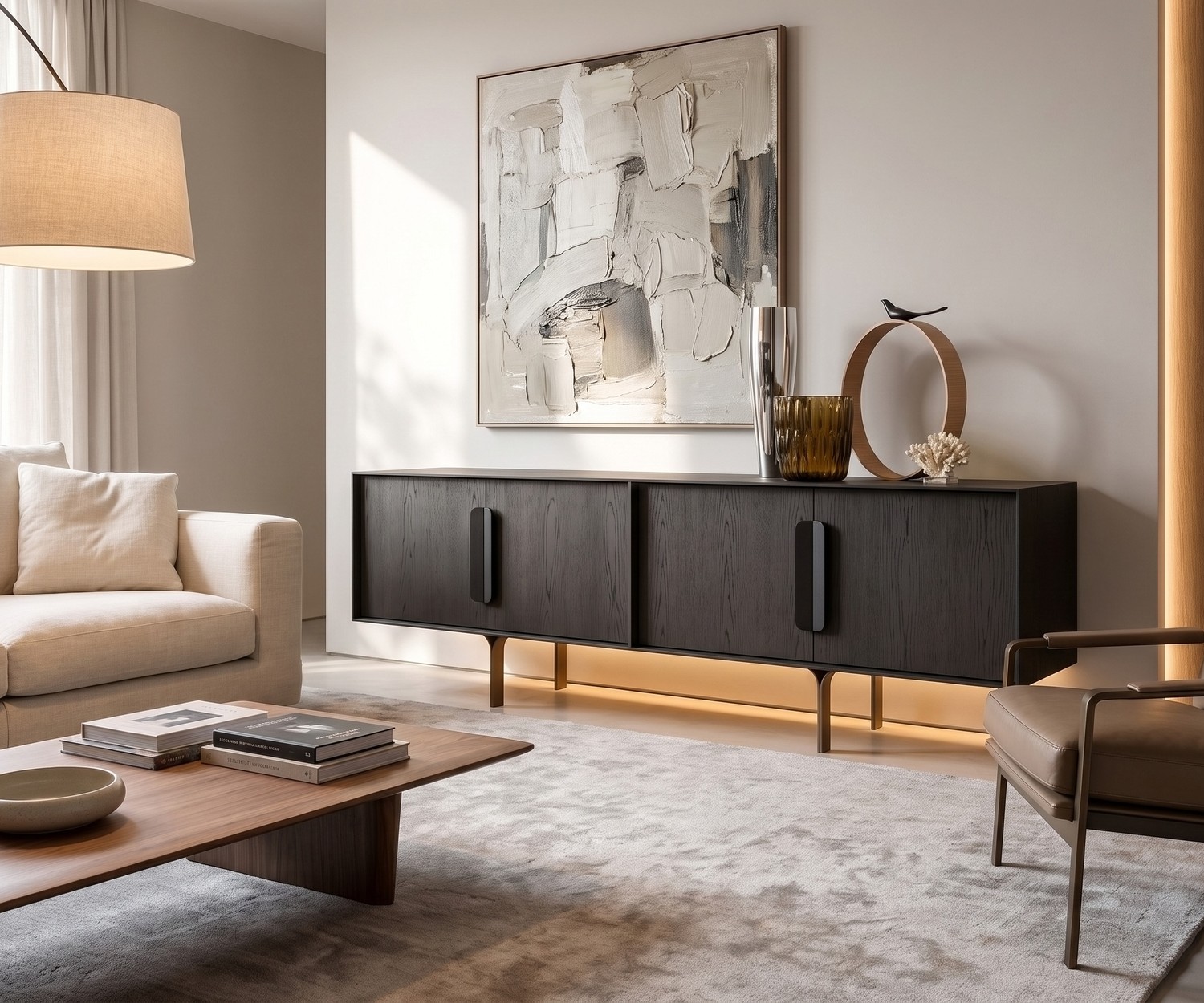 al2 Mobius 003 Design Sideboard aus dunkler Carbone Eiche im minimalistischen Wohnzimmer mit großem runden Wandspiegel.