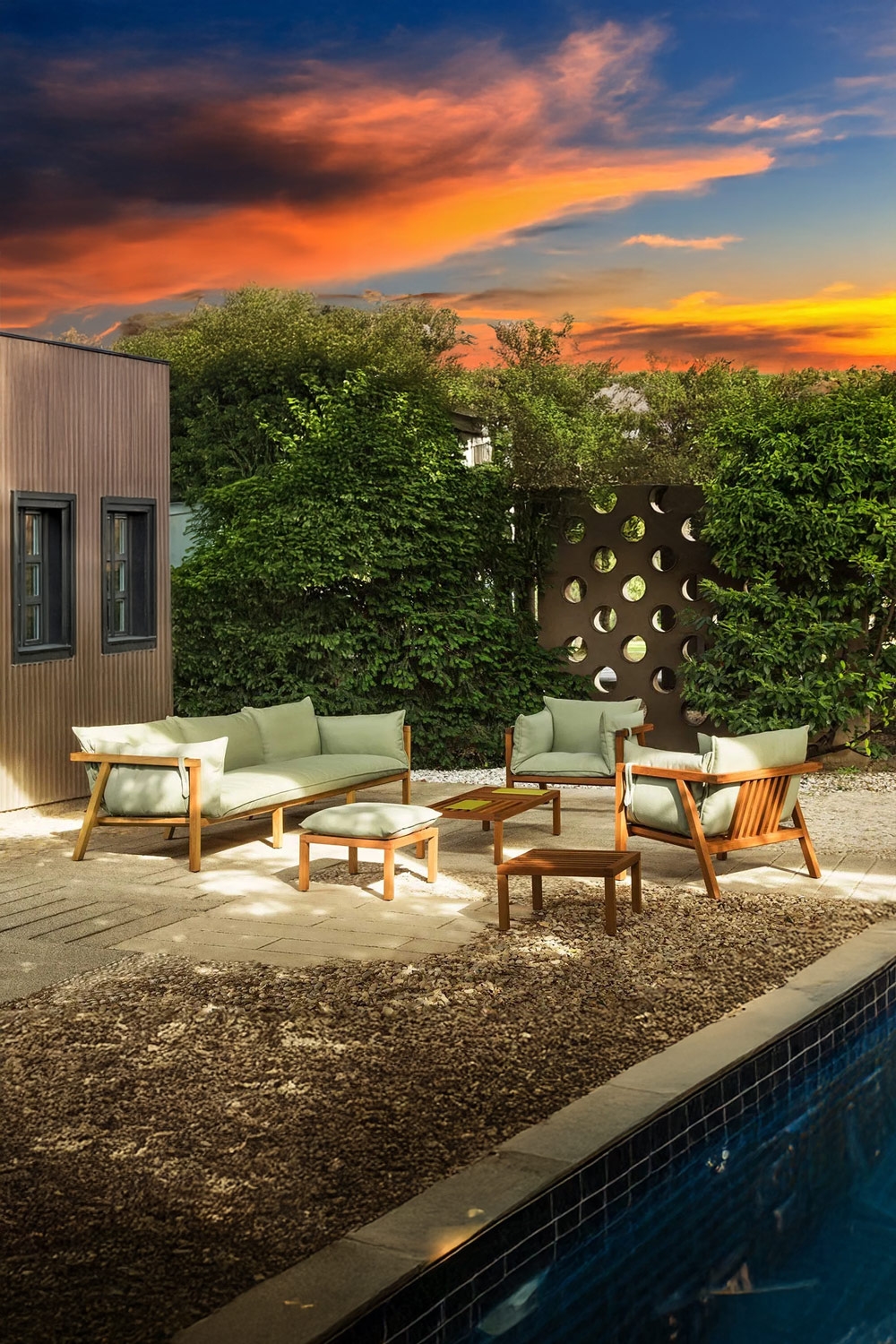 mediterrane-terrasse-mit-einheitlich-designten-gartenmoebeln