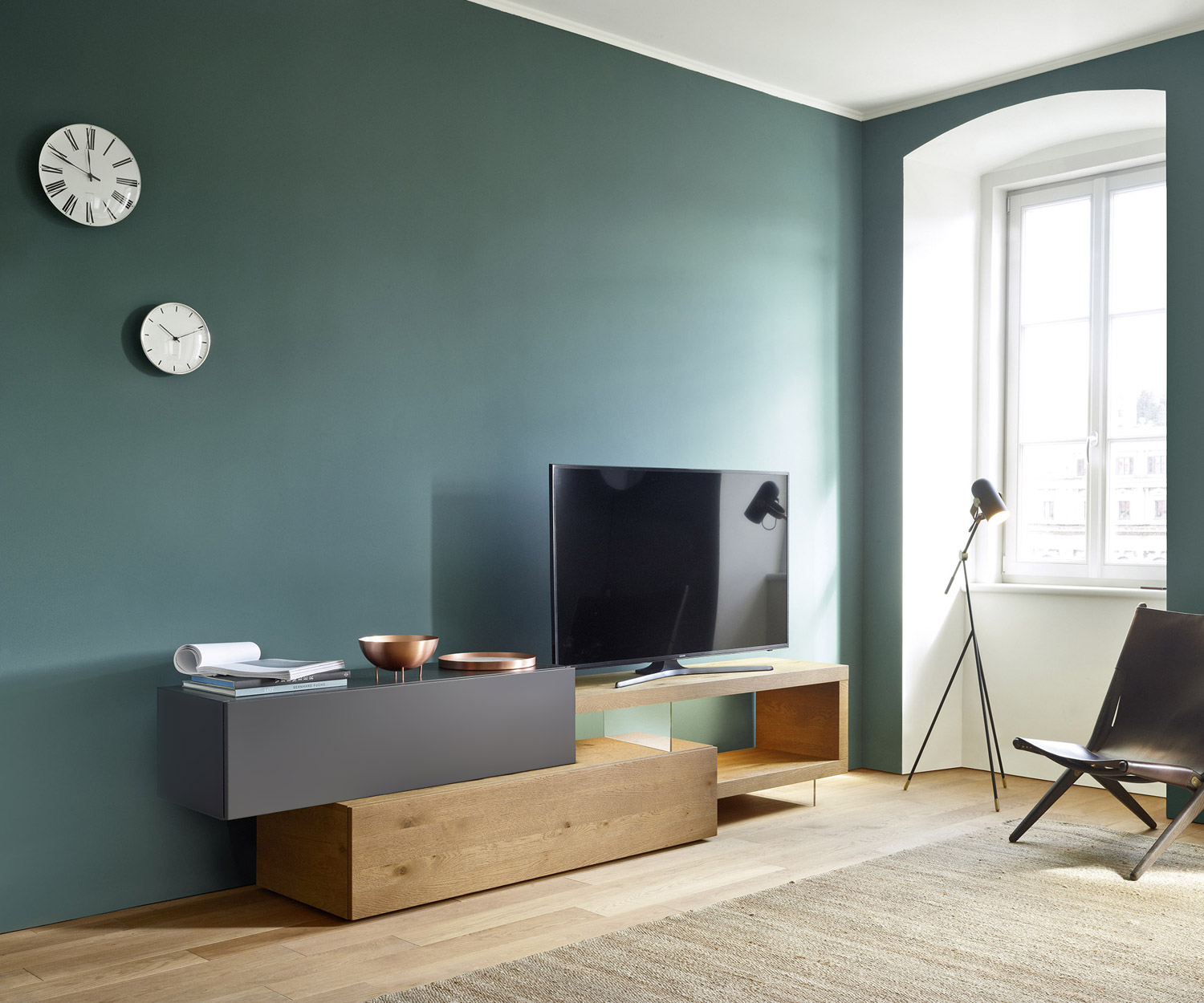 Schöne Designer Wohnwand C32 mit durchsichtigem Fuß und mit heller Eiche veredelter Bodenbank für Fernseher bis maximal 60 Zoll