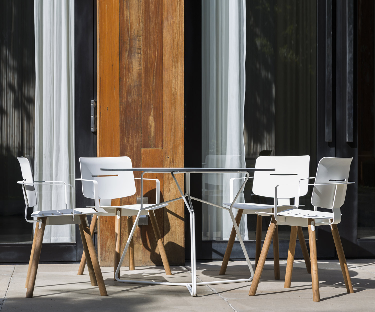 Exklusiver Oasiq Coco Aluminium Teak Design Stuhl mit Aluminiumsitzfläche