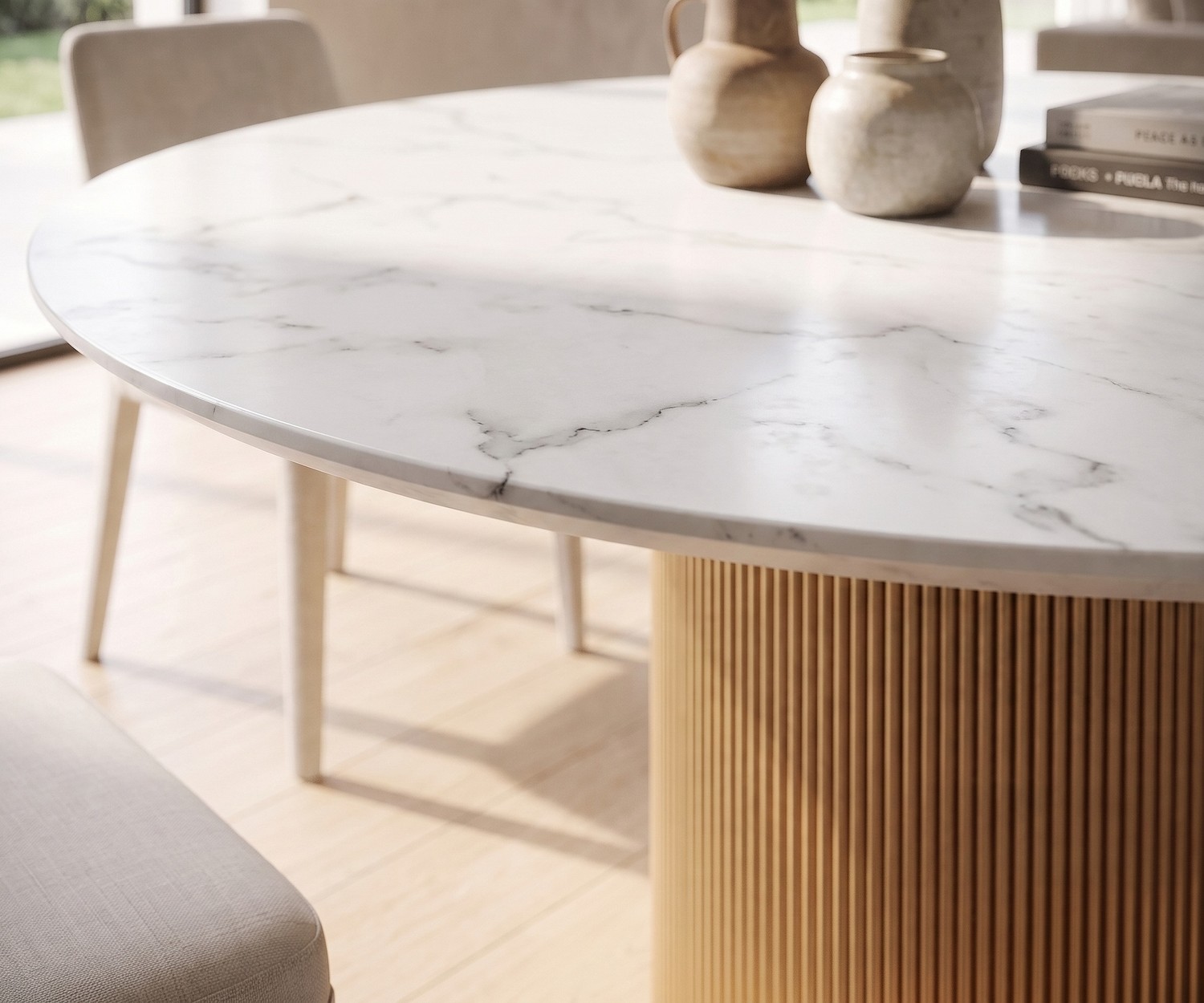 Runder Esstisch al2 dakry br 001 mit Säulenfuß Esstisch rund al2 dakry br 001 mit Keramikplatte in Marmor-Optik und gerilltem Mittelfuß im modernen Esszimmer.