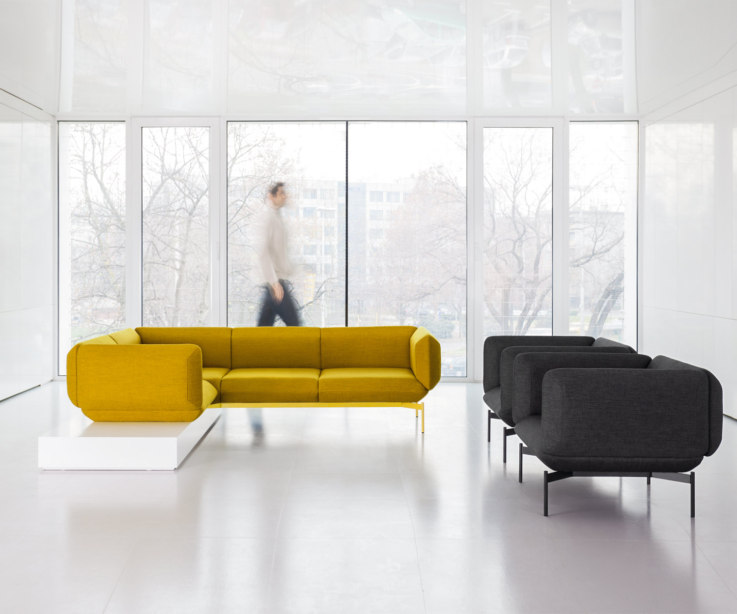 Moderner Prostoria Design Sessel Segment in Gelb und einmal in Schwarz