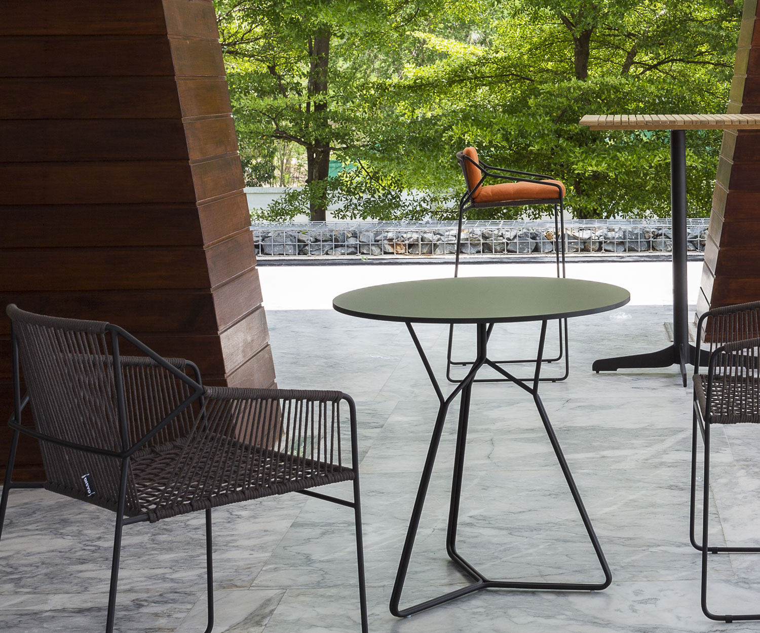 Hochwertiger Oasiq Edelstahl Design Gartentische der Serac Serie in Dunkelgrau Hochwertiger Oasiq Edelstahl Design Gartentische der Serac Serie in Dunkelgrau
