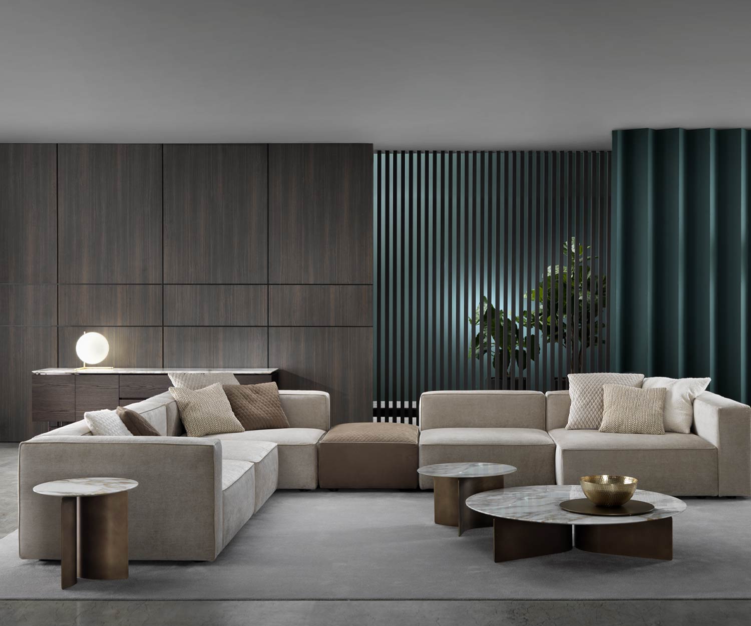 Eleganter Design Couchtisch Wave von Marelli vor einer L Couch Gruppe