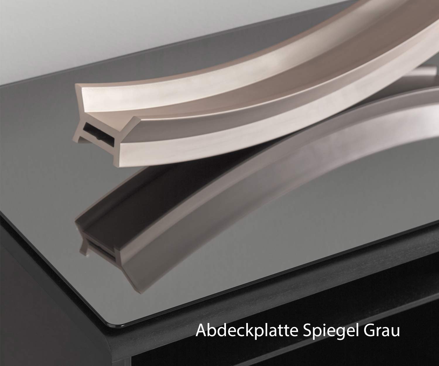 Modernes Design TV Design Lowboard mit Abdeckplatte aus Spiegel Grau und Dekoration