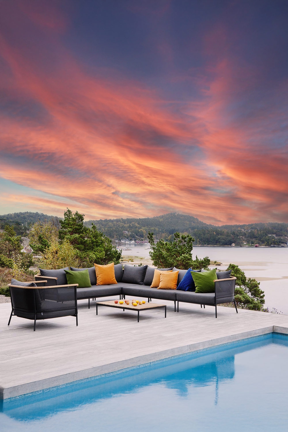 moderne-outdoor-lounge-ecke-neben-einem-pool