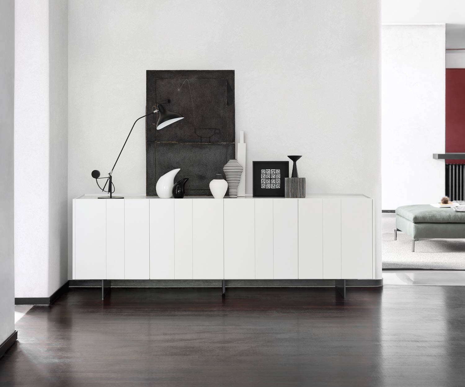 Exklusives Designer Sideboard Stripe mit vier Türen im Wohnzimmer Weiß