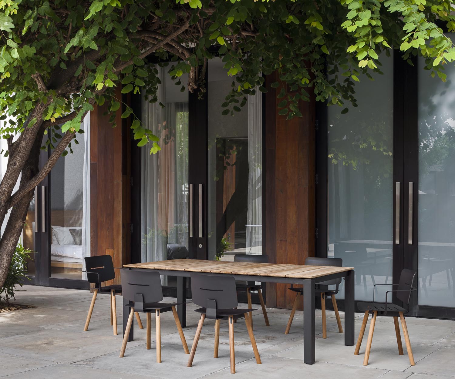 Oasiq Design Gartentisch Machar mit Teak Top und mit Design Stühlen Coco 