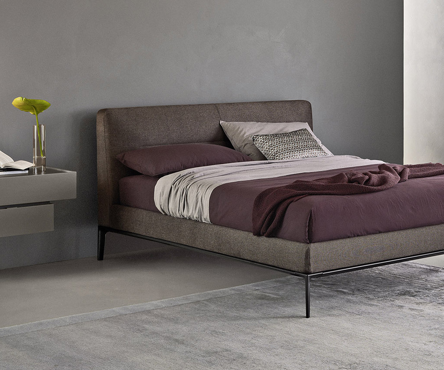 Bequemes Livitalia Design Bett Dorian auf schmalen Füßen