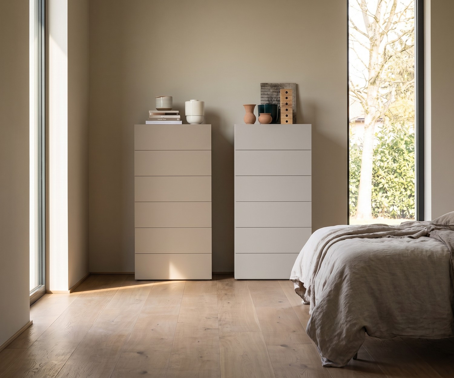 Easy tall chest of drawers with 6 drawers in white Novamobili Easy tall chest of drawers in a hallway. Modern white 6-drawer chest without handles near a staircase.