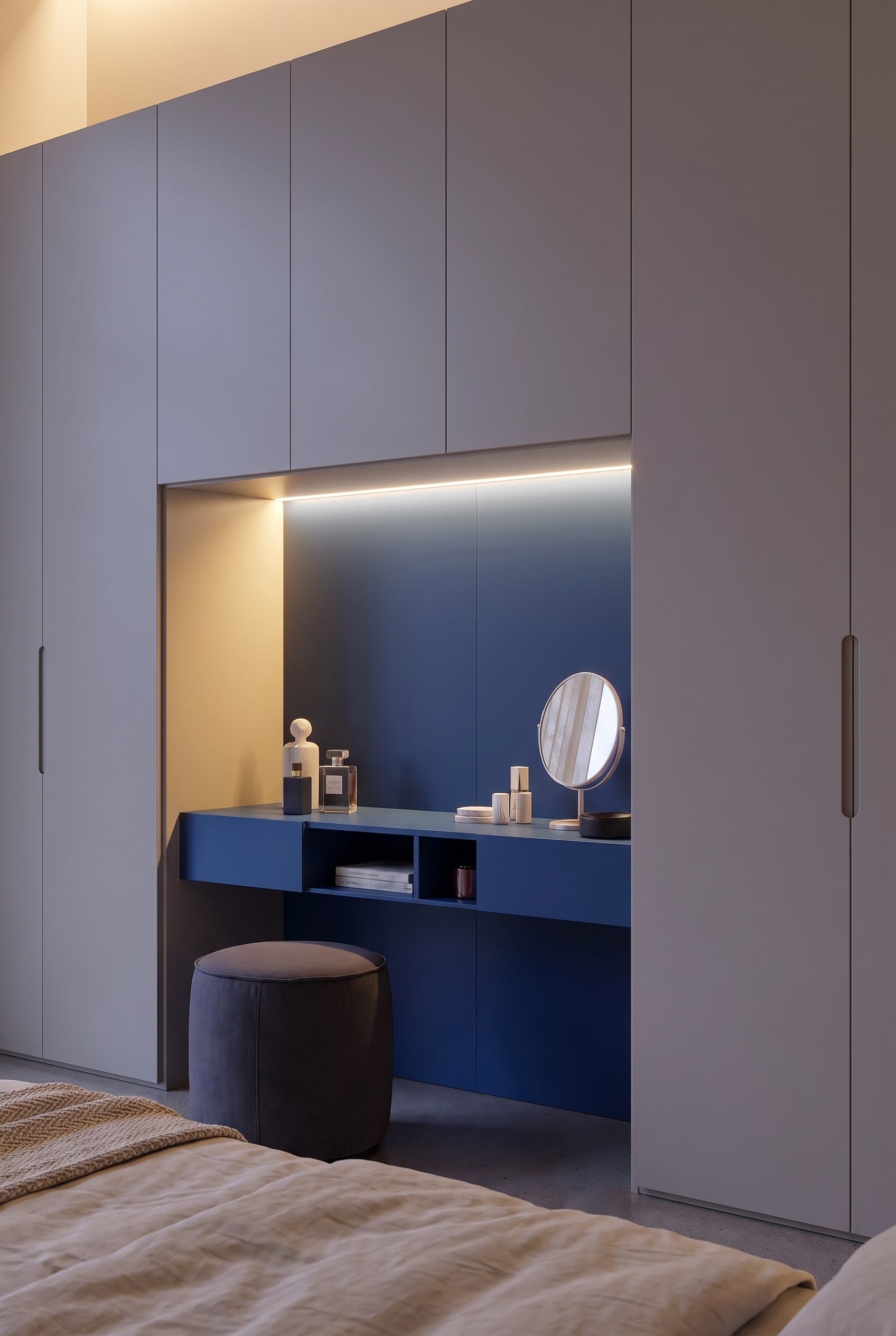 Detailopname van de blauwe kastnis met verlichte make-uptafel, ronde spiegel en parfumflacons.